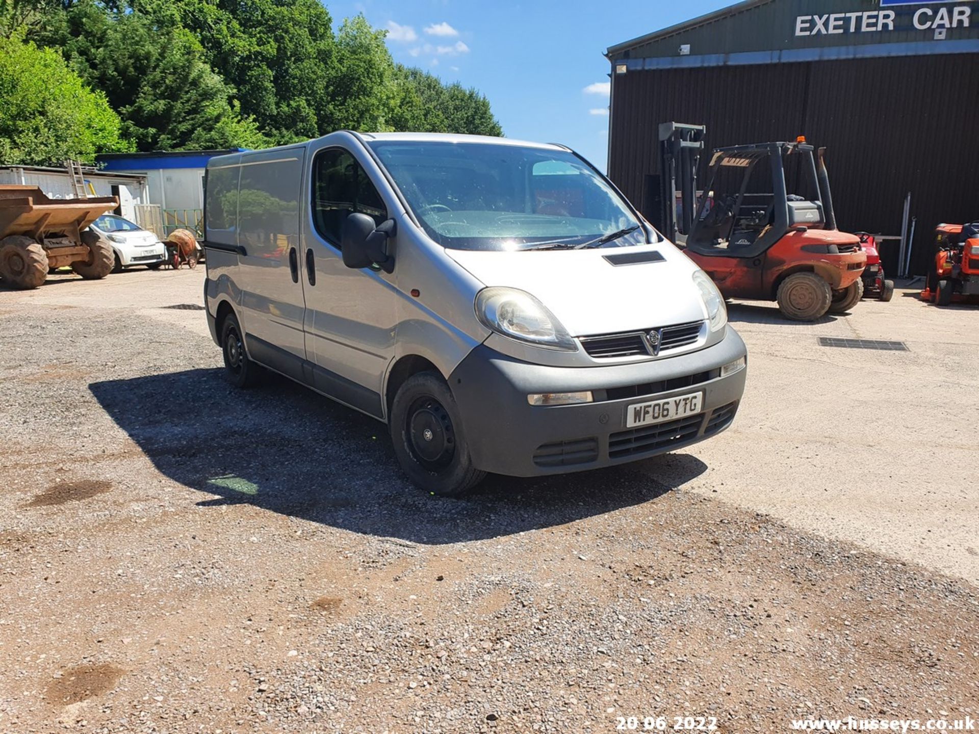 06/06 VAUXHALL VIVARO 2700 CDTI 100 SWB - 1870cc 6dr Van (Silver, 197k) - Image 3 of 39