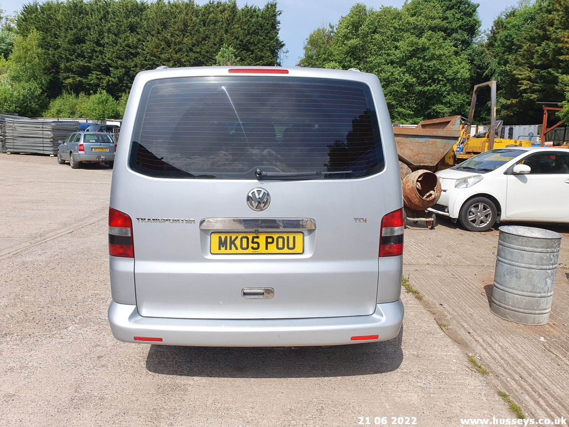 05/05 VOLKSWAGEN TRANSPORTER T30 104 TDI LWB - 1896cc 4dr Minibus (Silver, 161k) - Image 11 of 32