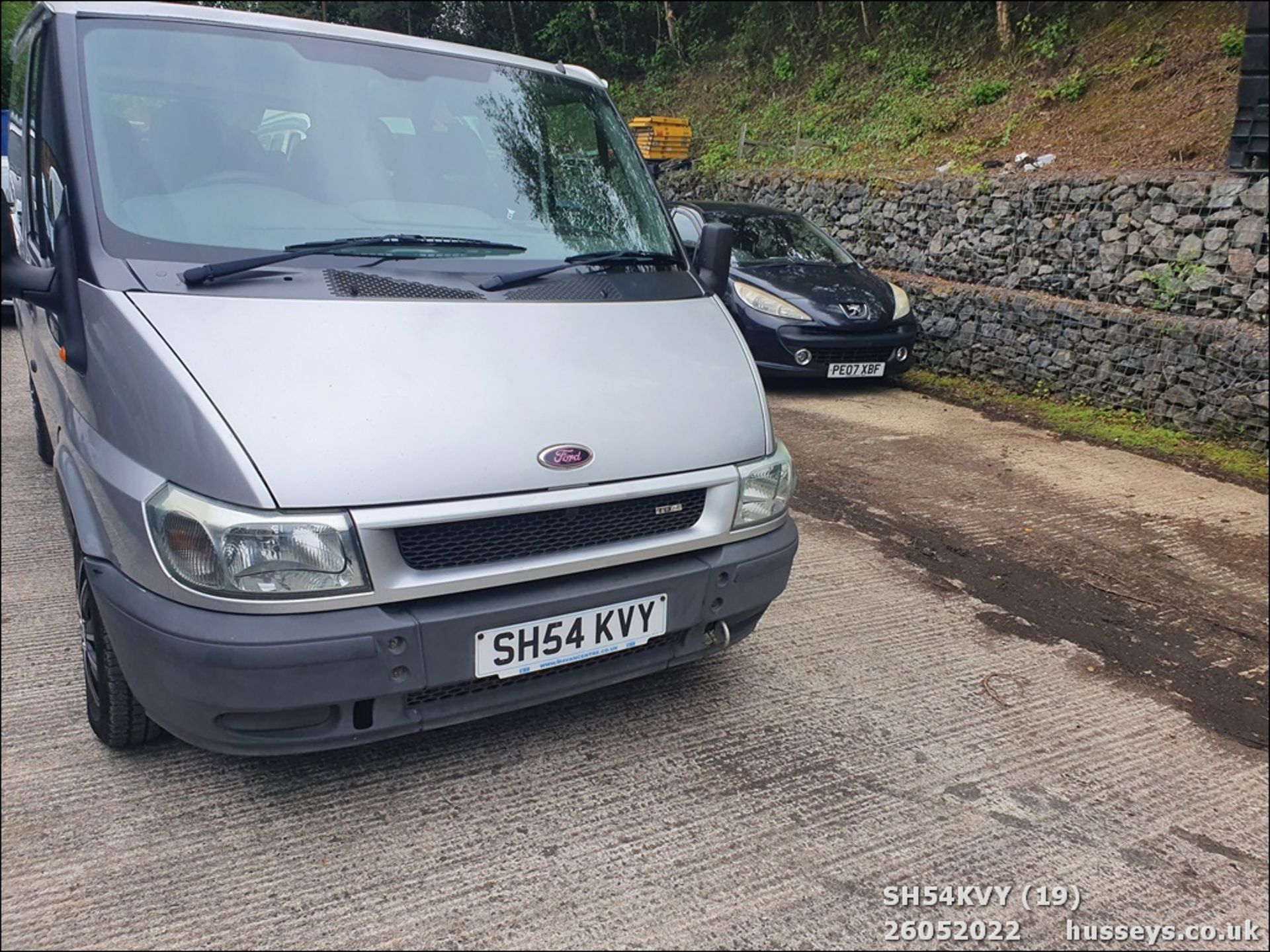 04/54 FORD TOURNEO GLX 280 SWB - 1998cc 5dr Minibus (Silver) - Image 19 of 34