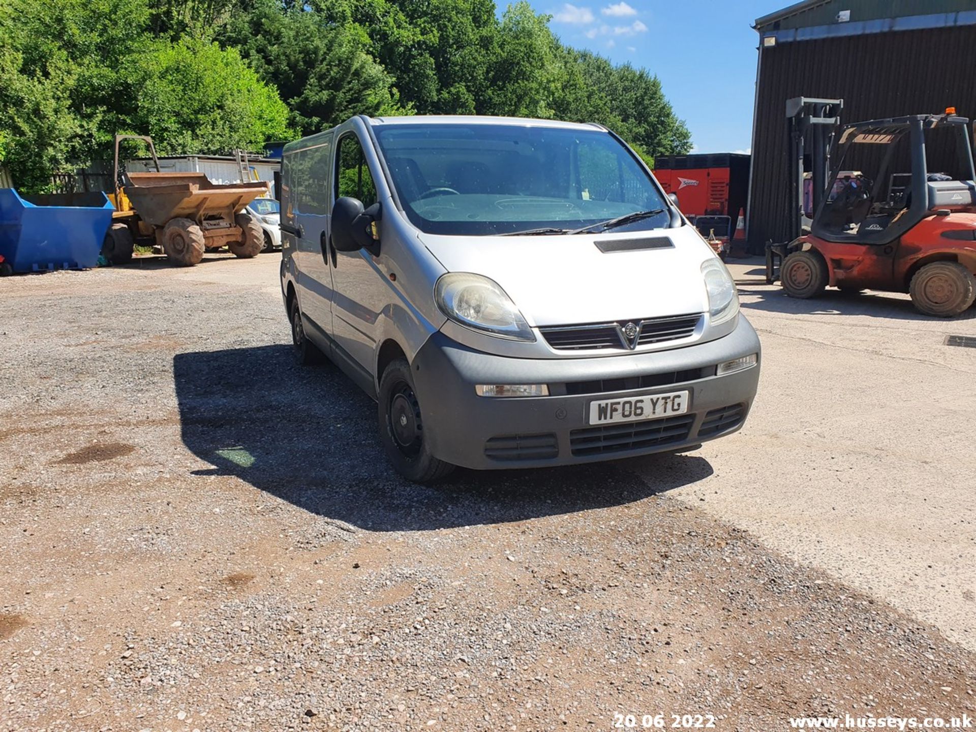 06/06 VAUXHALL VIVARO 2700 CDTI 100 SWB - 1870cc 6dr Van (Silver, 197k) - Image 4 of 39