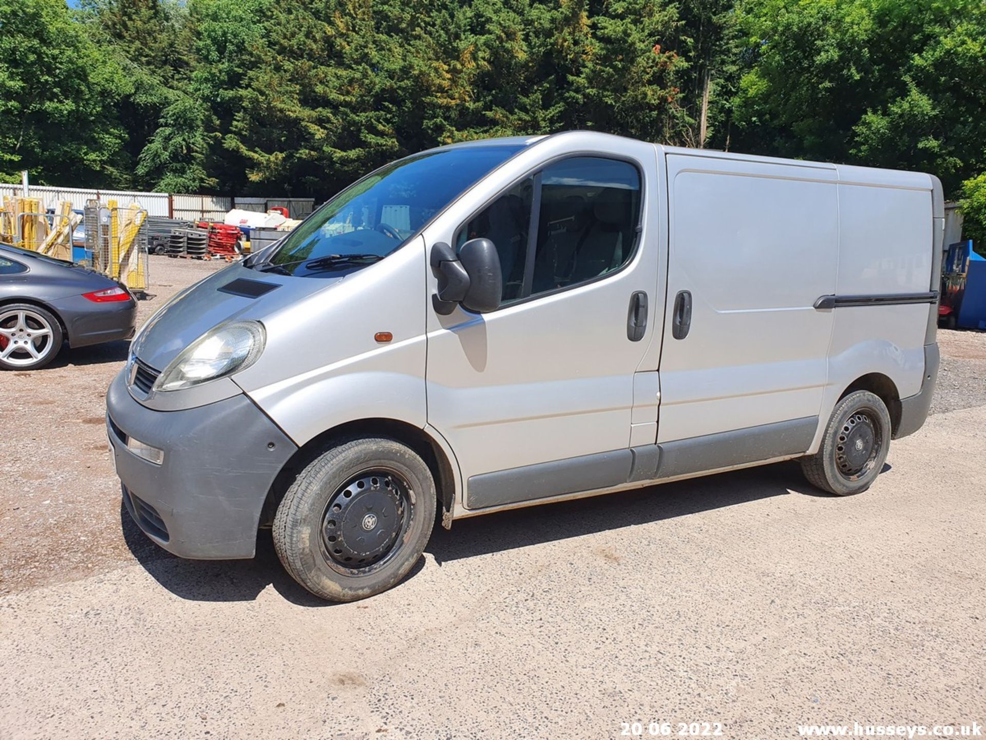 06/06 VAUXHALL VIVARO 2700 CDTI 100 SWB - 1870cc 6dr Van (Silver, 197k) - Image 10 of 39