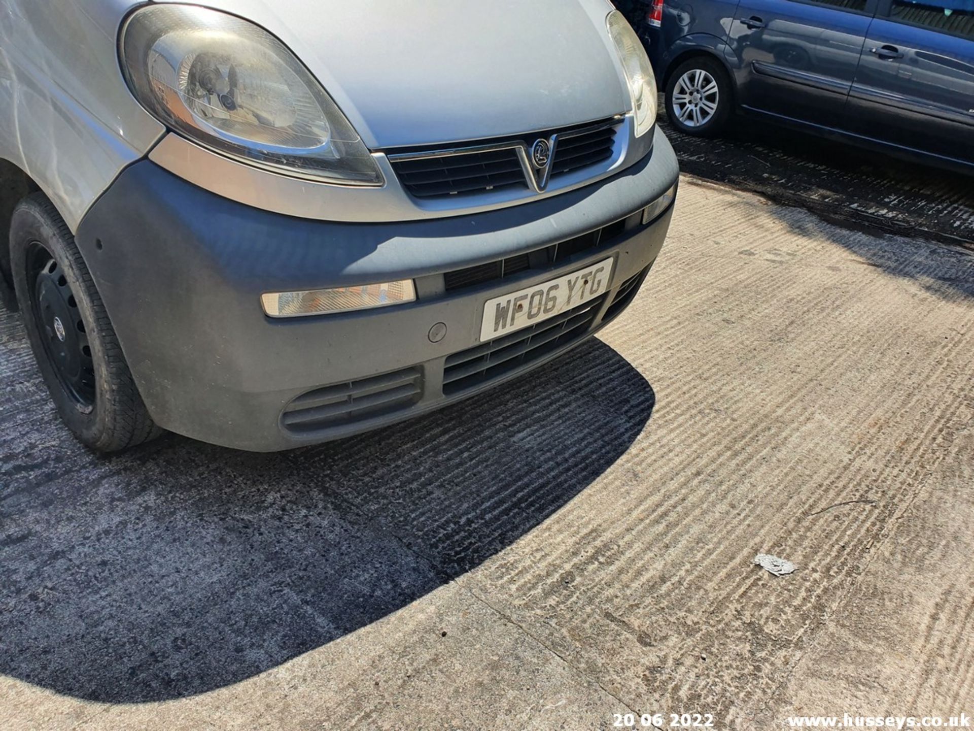 06/06 VAUXHALL VIVARO 2700 CDTI 100 SWB - 1870cc 6dr Van (Silver, 197k) - Image 36 of 39