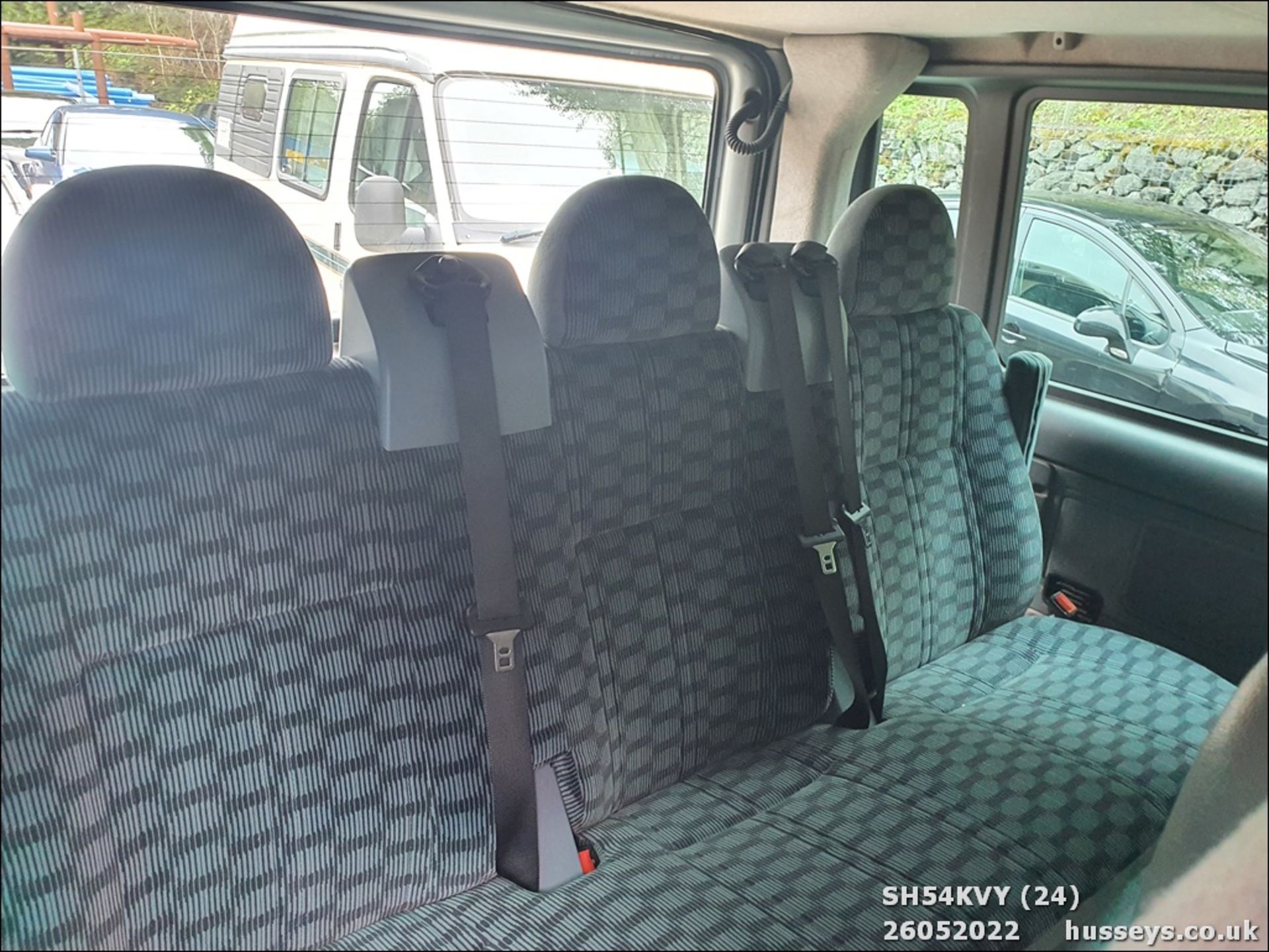 04/54 FORD TOURNEO GLX 280 SWB - 1998cc 5dr Minibus (Silver) - Image 24 of 34