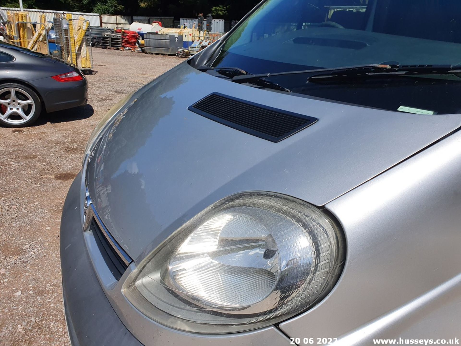 06/06 VAUXHALL VIVARO 2700 CDTI 100 SWB - 1870cc 6dr Van (Silver, 197k) - Image 32 of 39