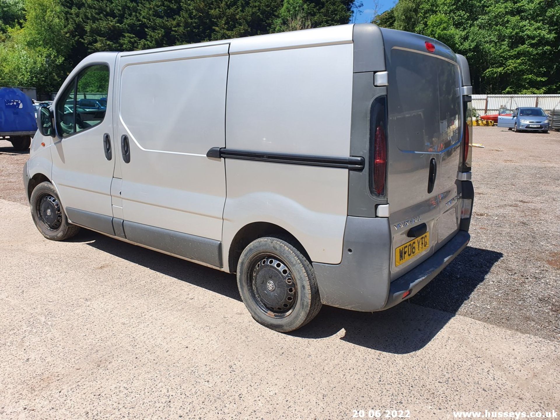 06/06 VAUXHALL VIVARO 2700 CDTI 100 SWB - 1870cc 6dr Van (Silver, 197k) - Image 15 of 39