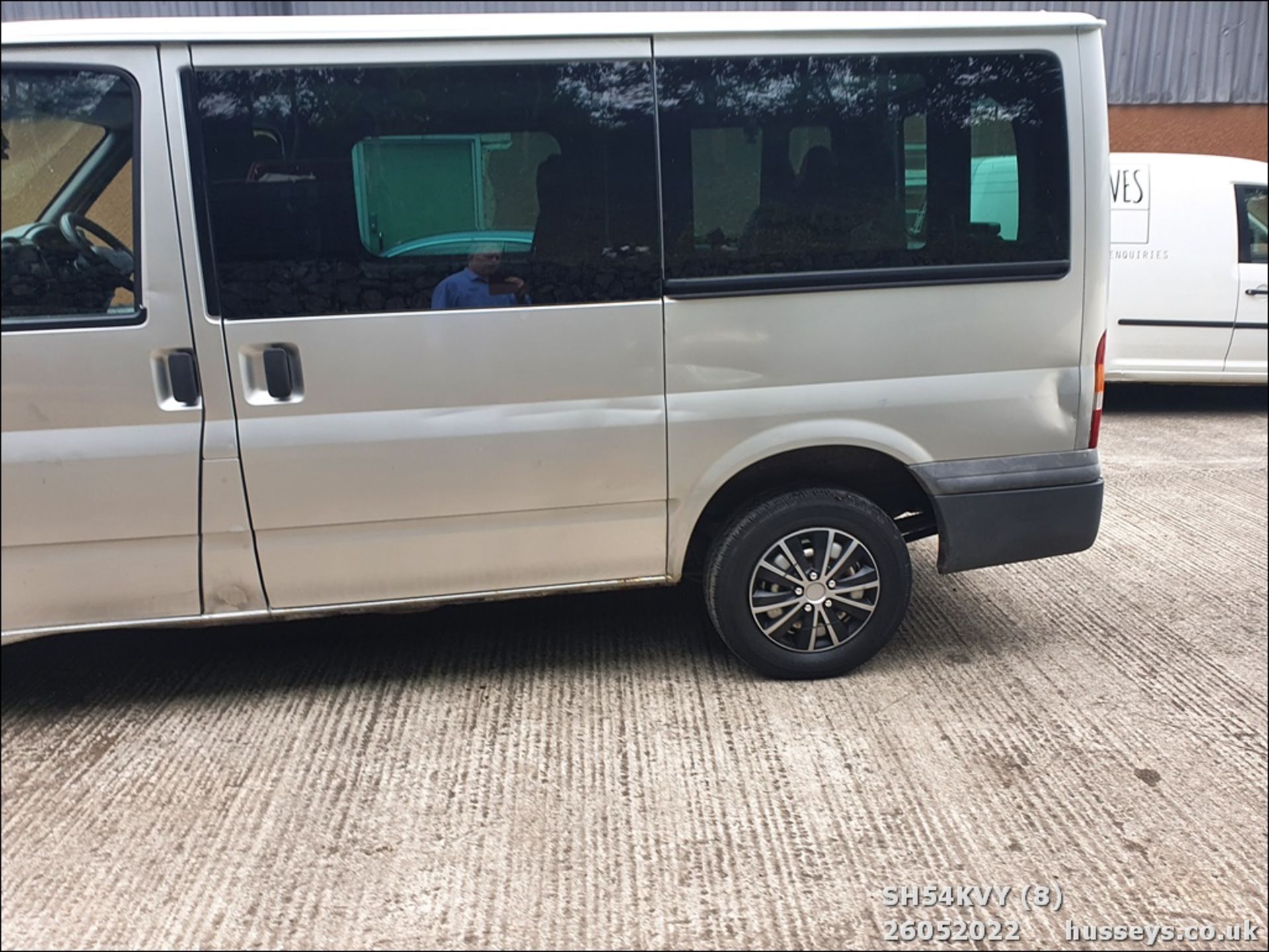 04/54 FORD TOURNEO GLX 280 SWB - 1998cc 5dr Minibus (Silver) - Image 8 of 34