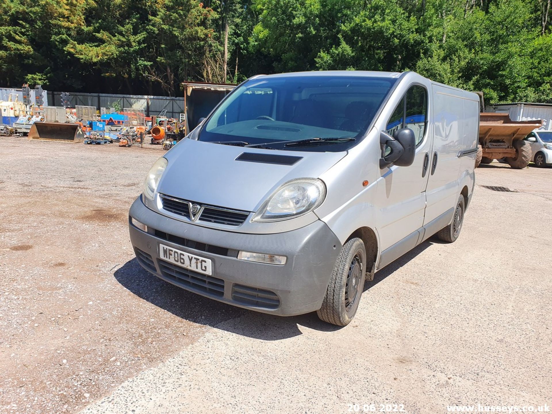 06/06 VAUXHALL VIVARO 2700 CDTI 100 SWB - 1870cc 6dr Van (Silver, 197k) - Image 8 of 39