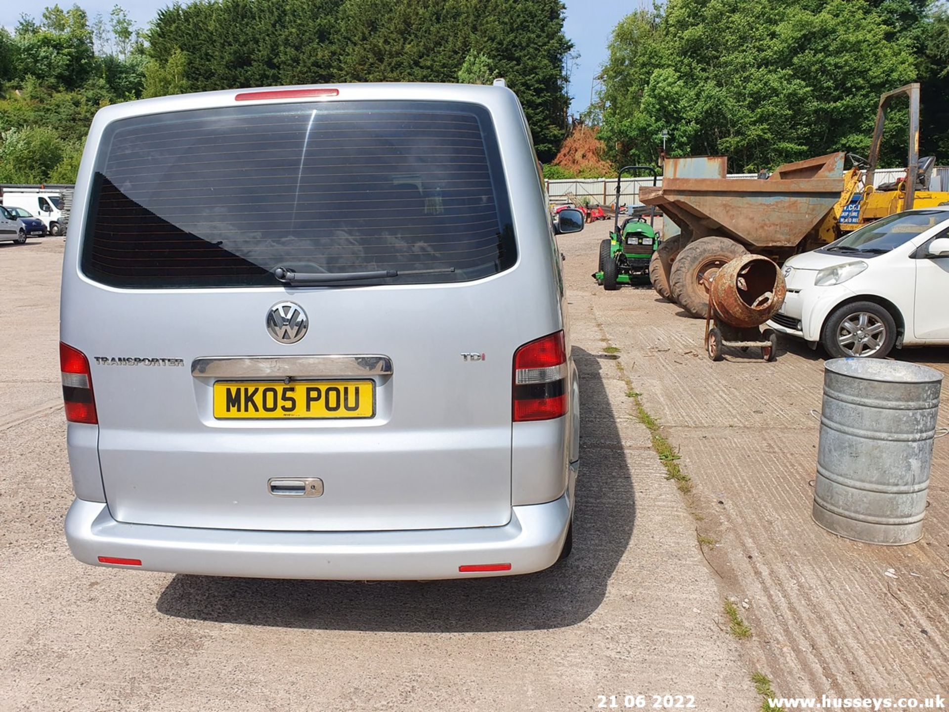 05/05 VOLKSWAGEN TRANSPORTER T30 104 TDI LWB - 1896cc 4dr Minibus (Silver, 161k) - Image 13 of 32