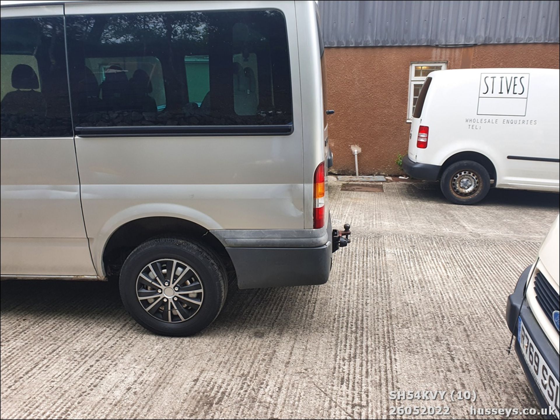 04/54 FORD TOURNEO GLX 280 SWB - 1998cc 5dr Minibus (Silver) - Image 10 of 34