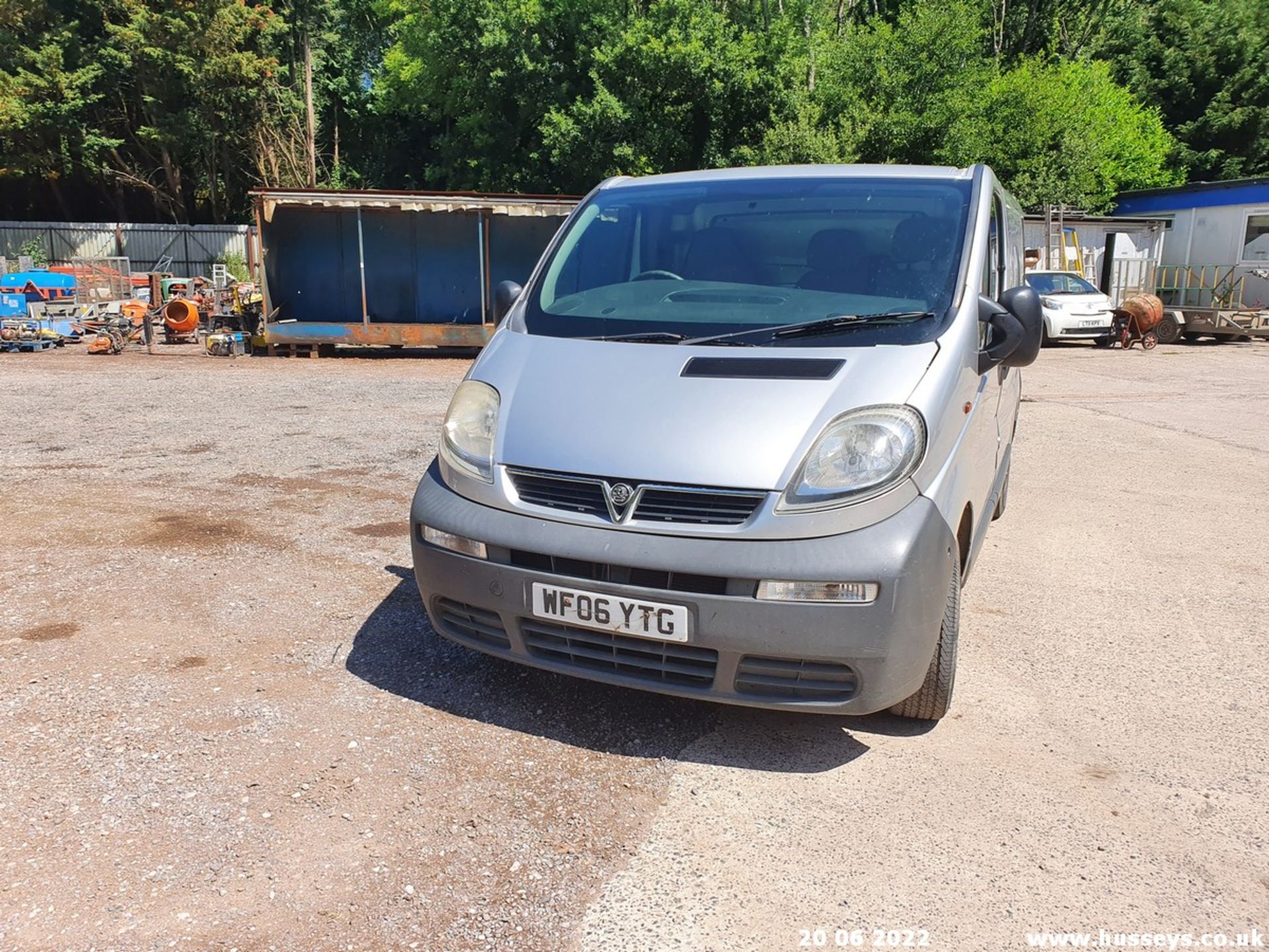 06/06 VAUXHALL VIVARO 2700 CDTI 100 SWB - 1870cc 6dr Van (Silver, 197k) - Image 7 of 39