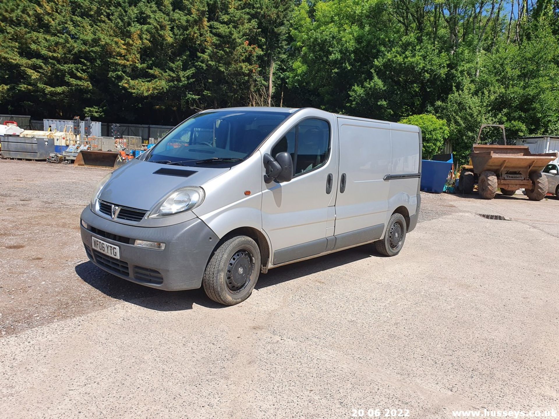 06/06 VAUXHALL VIVARO 2700 CDTI 100 SWB - 1870cc 6dr Van (Silver, 197k) - Image 34 of 39