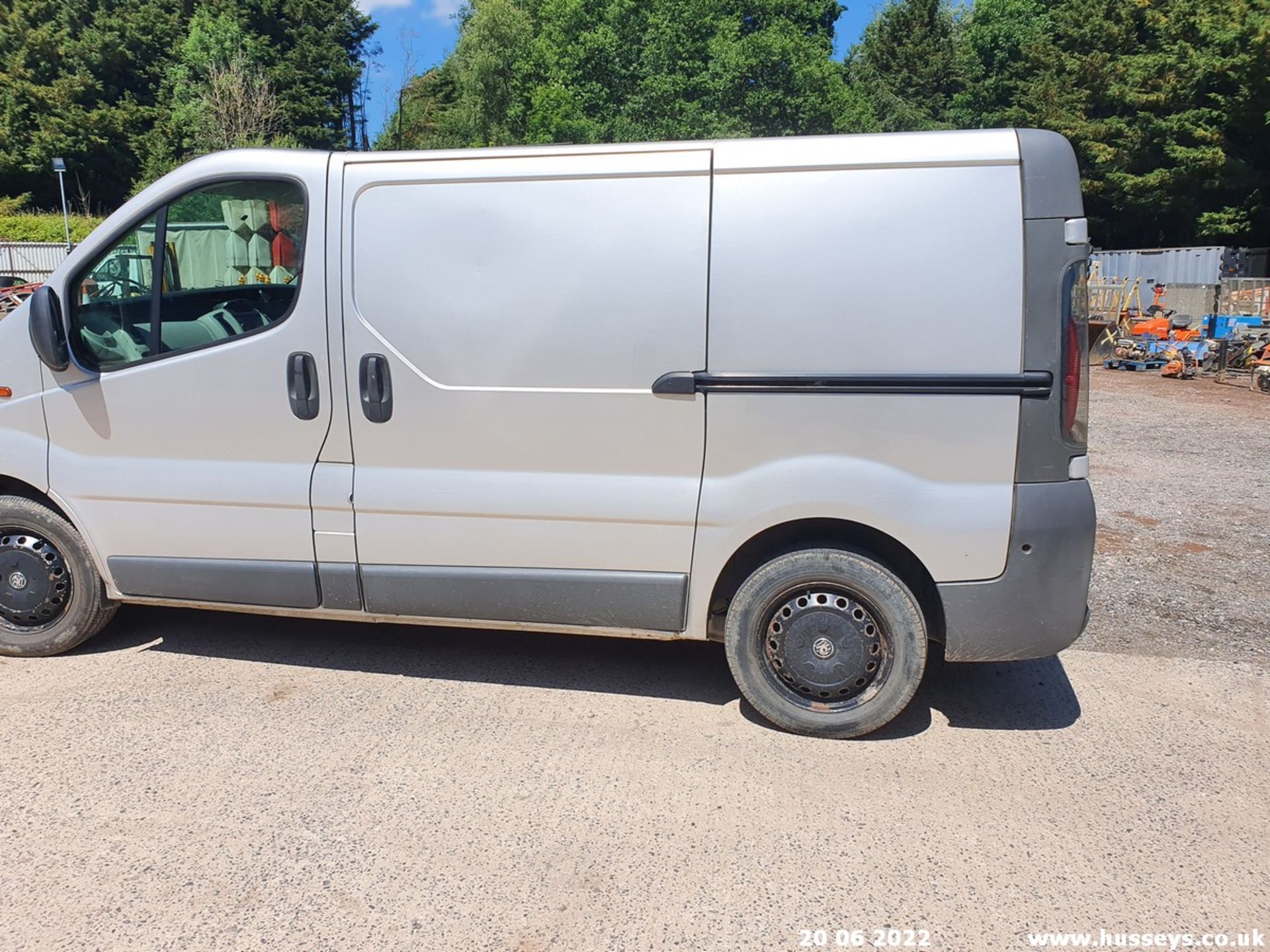 06/06 VAUXHALL VIVARO 2700 CDTI 100 SWB - 1870cc 6dr Van (Silver, 197k) - Image 14 of 39