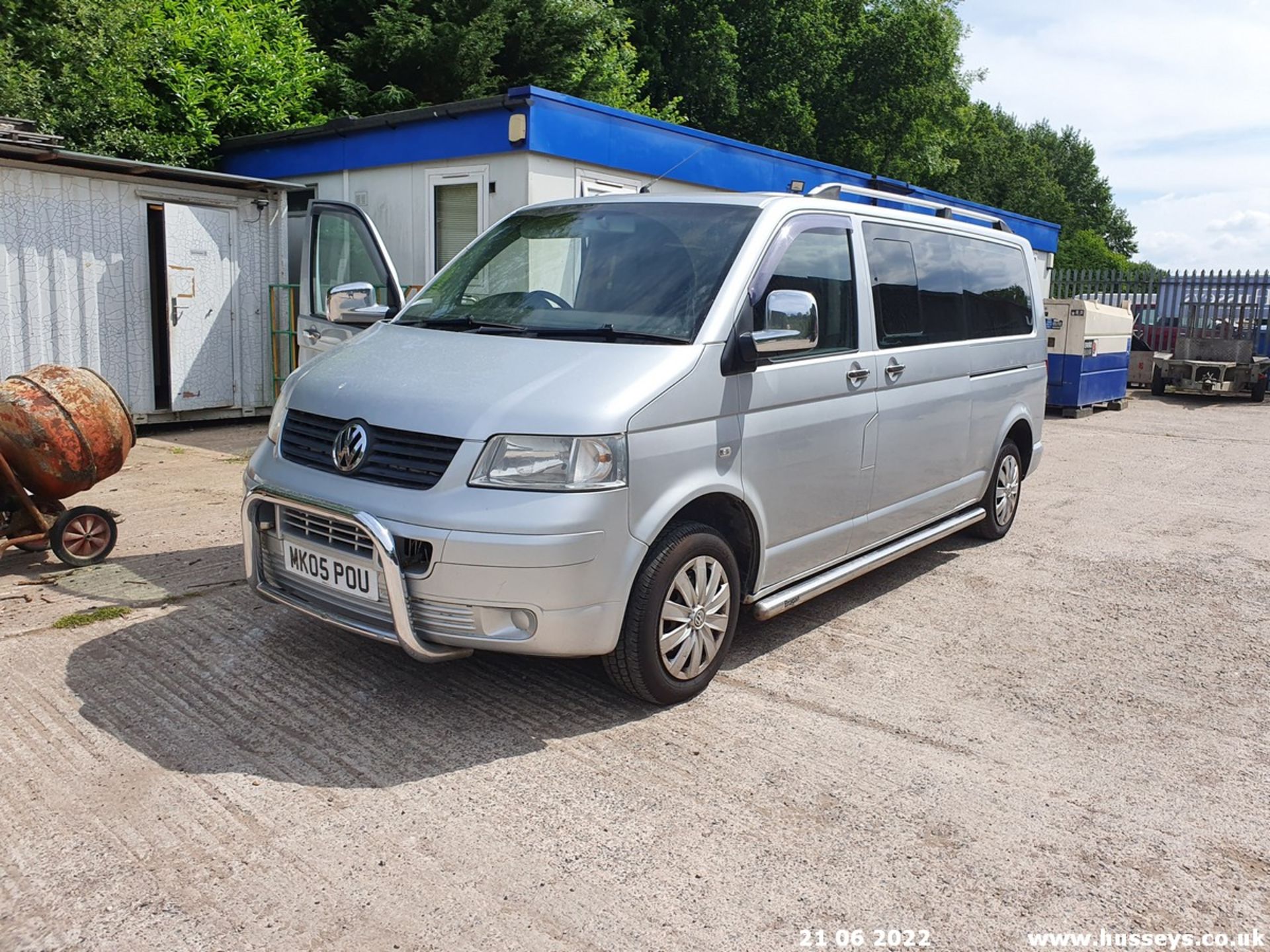 05/05 VOLKSWAGEN TRANSPORTER T30 104 TDI LWB - 1896cc 4dr Minibus (Silver, 161k) - Image 2 of 32