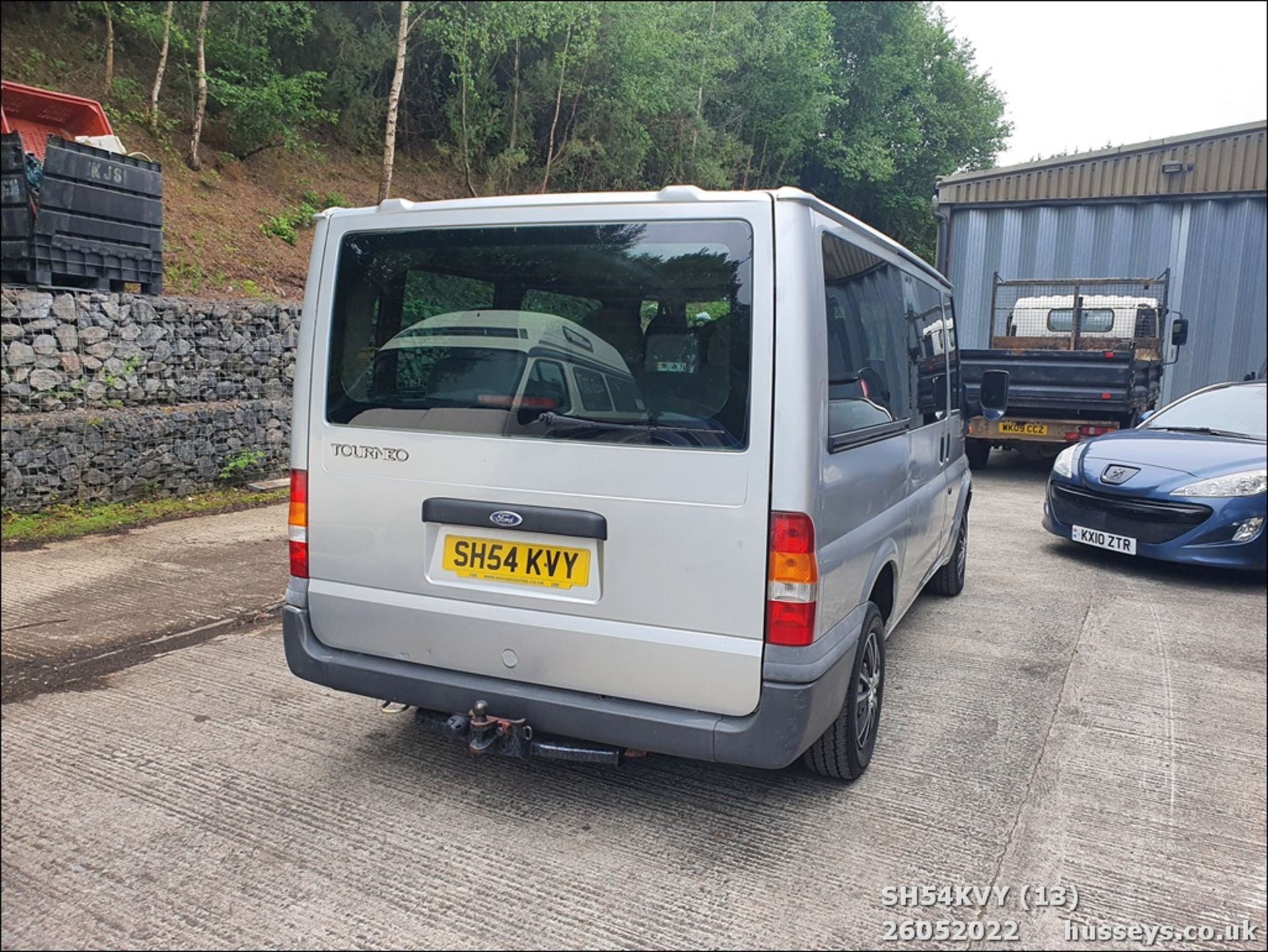 04/54 FORD TOURNEO GLX 280 SWB - 1998cc 5dr Minibus (Silver) - Image 13 of 34