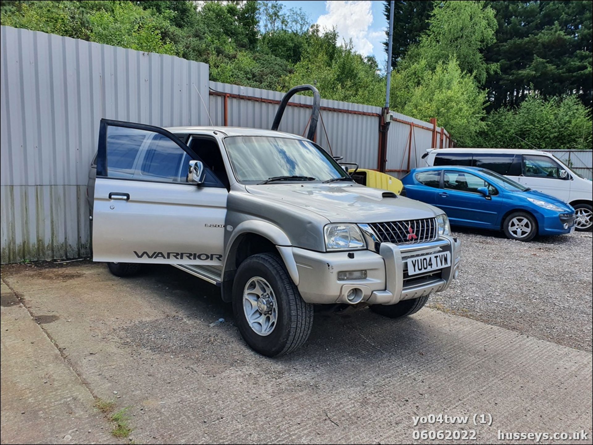 04/04 MITSUBISHI L200 WARRIOR LWB - 2477cc 2dr 4x4 (Silver, 140k) - Image 2 of 33