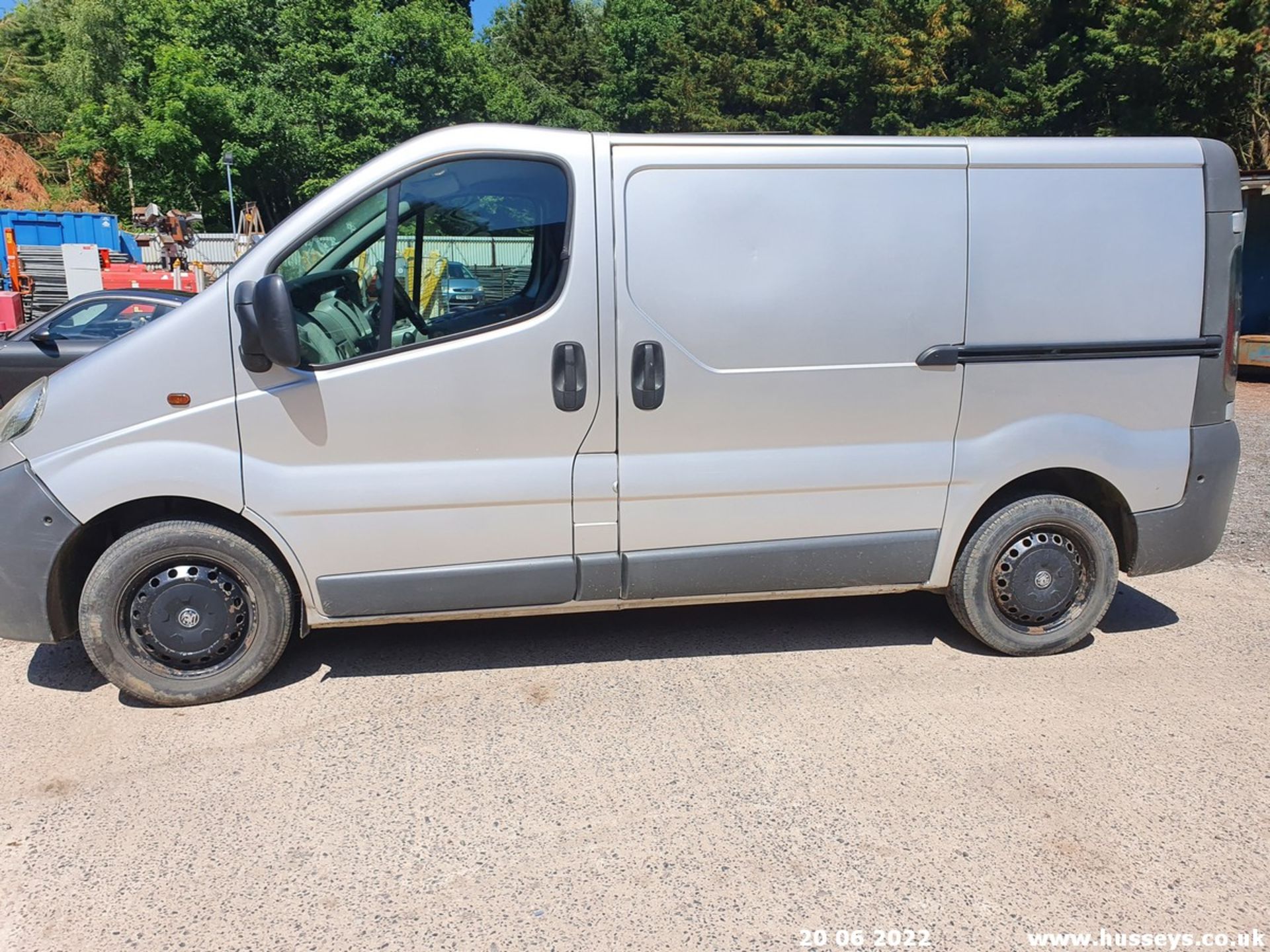 06/06 VAUXHALL VIVARO 2700 CDTI 100 SWB - 1870cc 6dr Van (Silver, 197k) - Image 12 of 39