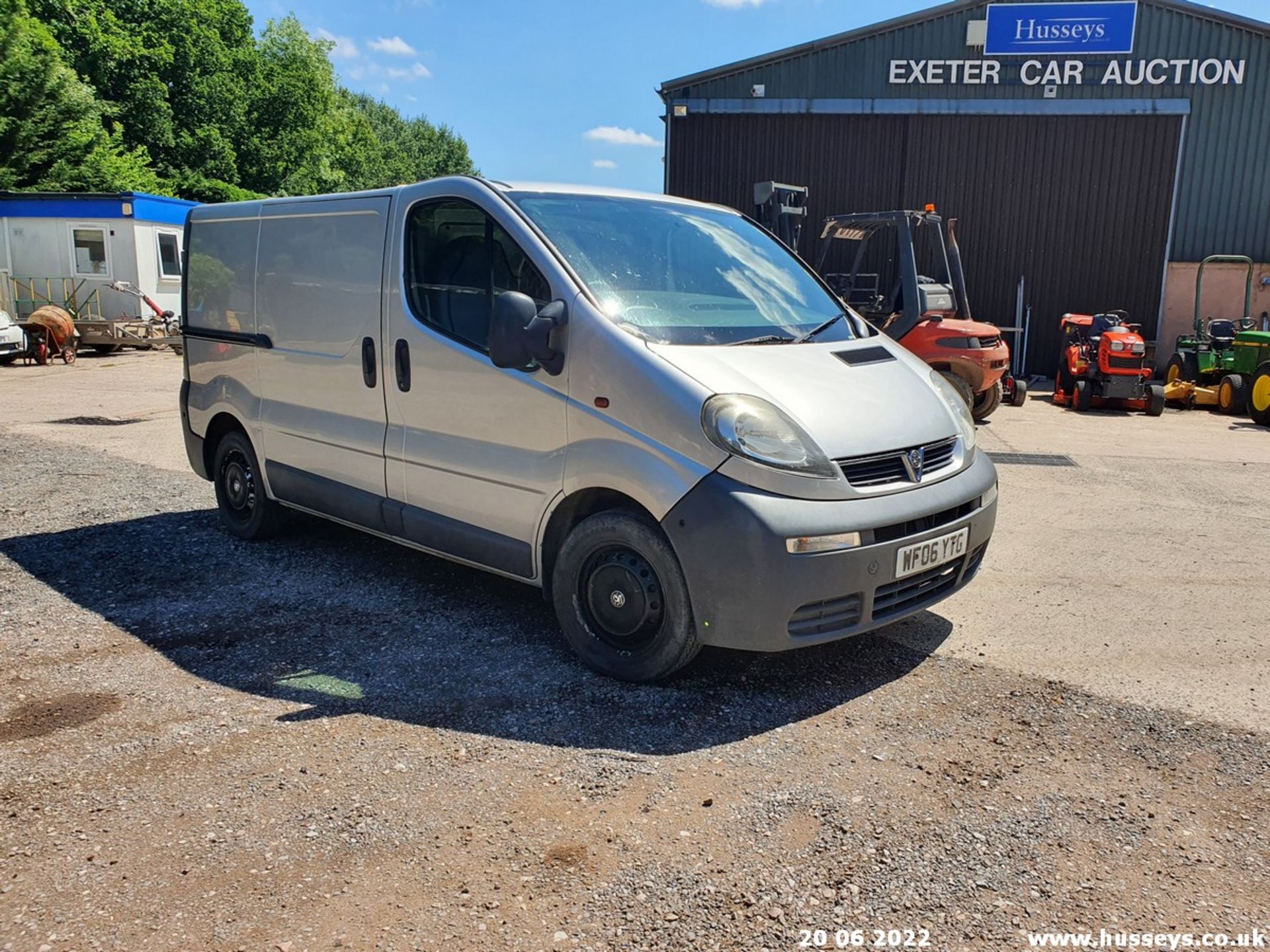 06/06 VAUXHALL VIVARO 2700 CDTI 100 SWB - 1870cc 6dr Van (Silver, 197k) - Image 2 of 39