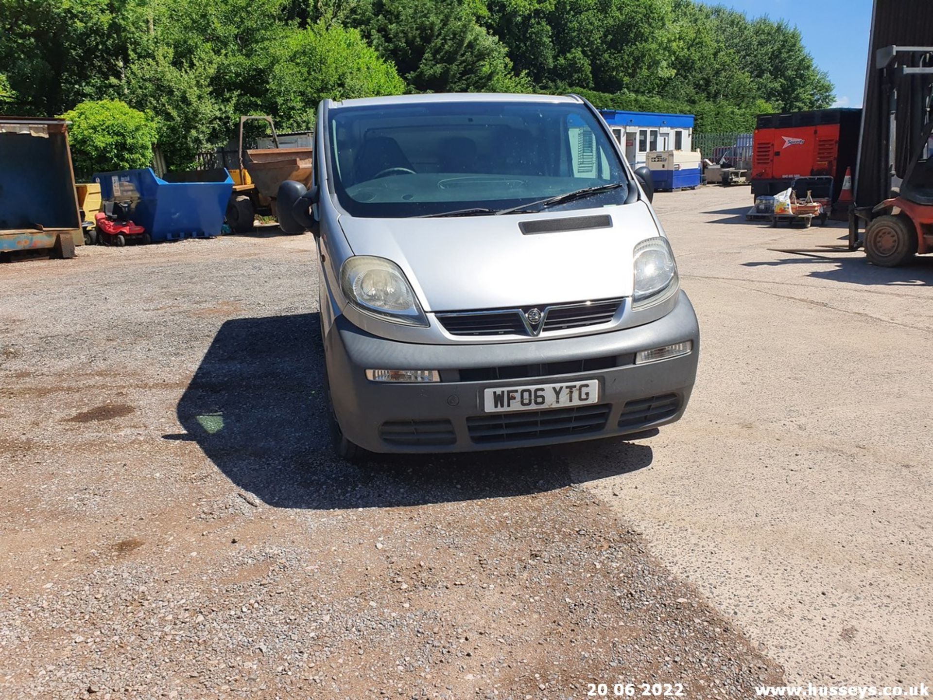 06/06 VAUXHALL VIVARO 2700 CDTI 100 SWB - 1870cc 6dr Van (Silver, 197k) - Image 5 of 39