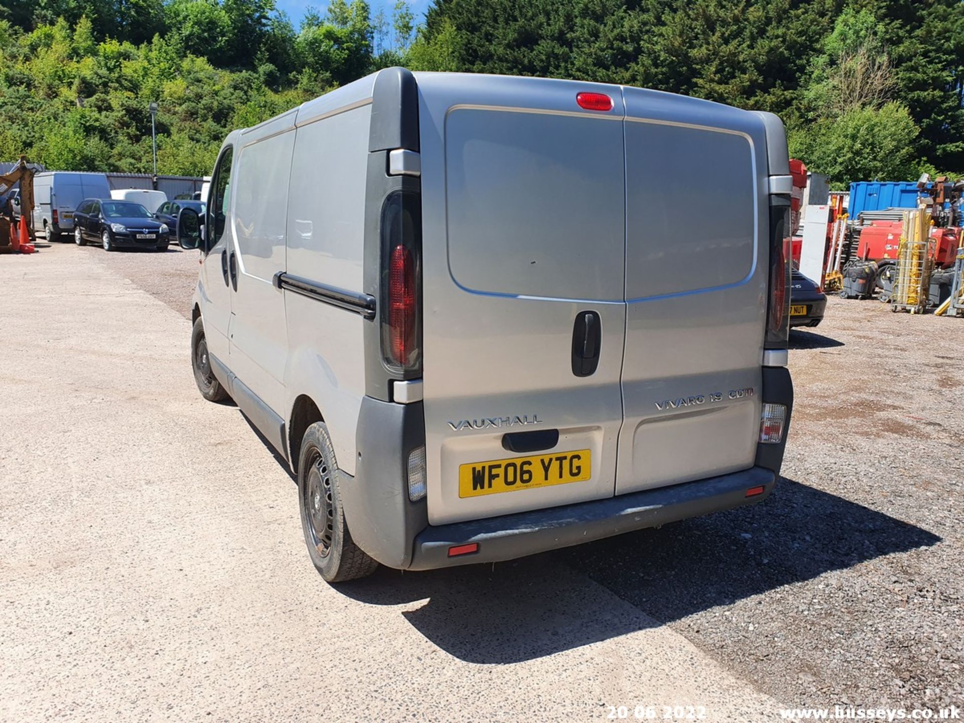 06/06 VAUXHALL VIVARO 2700 CDTI 100 SWB - 1870cc 6dr Van (Silver, 197k) - Image 18 of 39