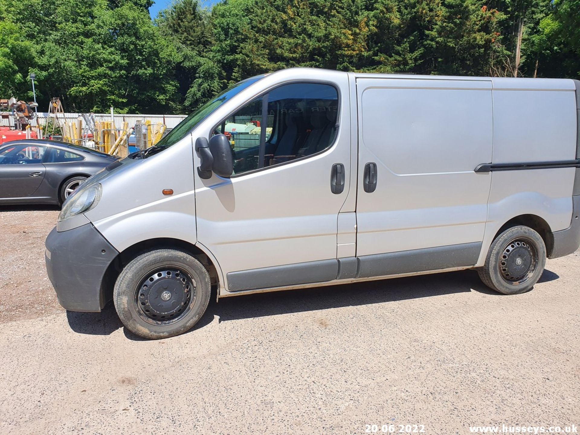 06/06 VAUXHALL VIVARO 2700 CDTI 100 SWB - 1870cc 6dr Van (Silver, 197k) - Image 11 of 39