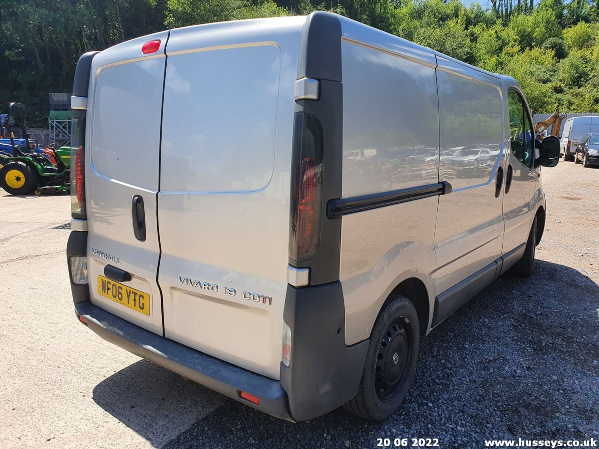 06/06 VAUXHALL VIVARO 2700 CDTI 100 SWB - 1870cc 6dr Van (Silver, 197k) - Image 23 of 39