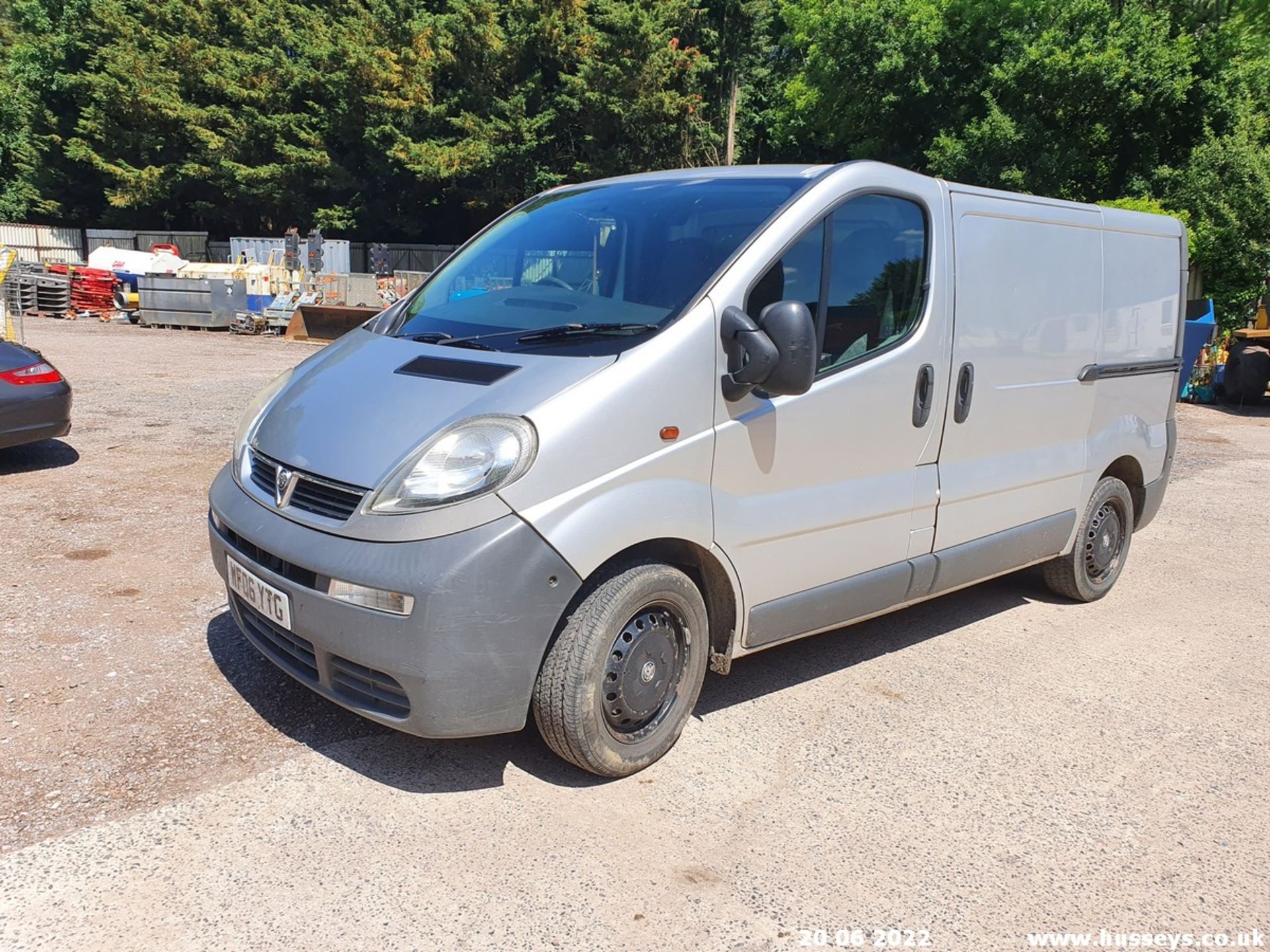 06/06 VAUXHALL VIVARO 2700 CDTI 100 SWB - 1870cc 6dr Van (Silver, 197k) - Image 9 of 39