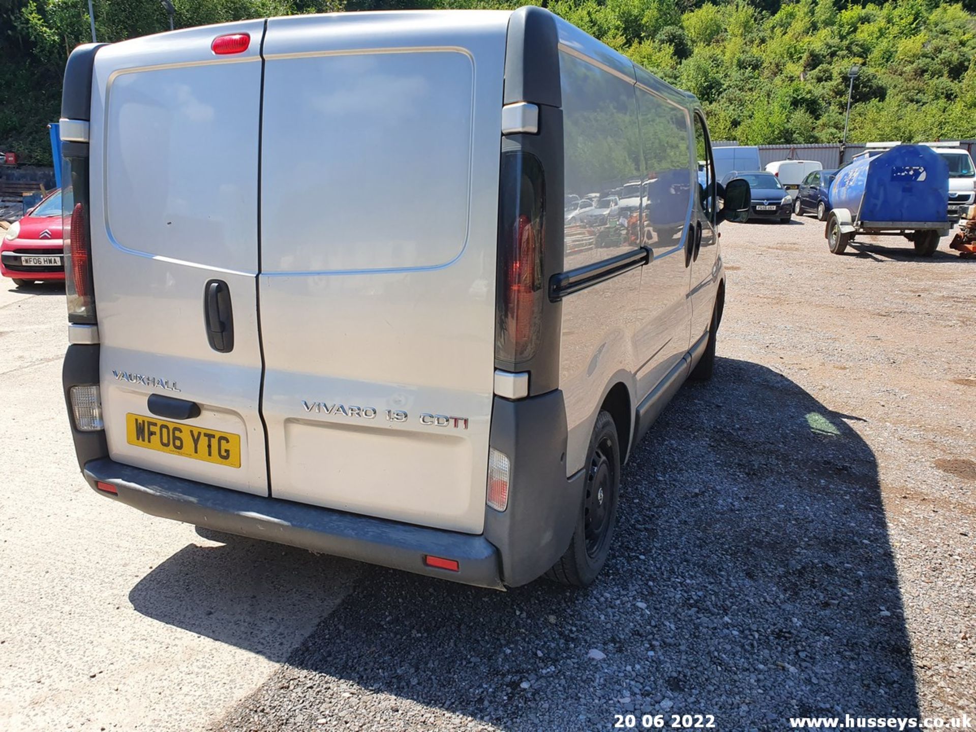 06/06 VAUXHALL VIVARO 2700 CDTI 100 SWB - 1870cc 6dr Van (Silver, 197k) - Image 22 of 39