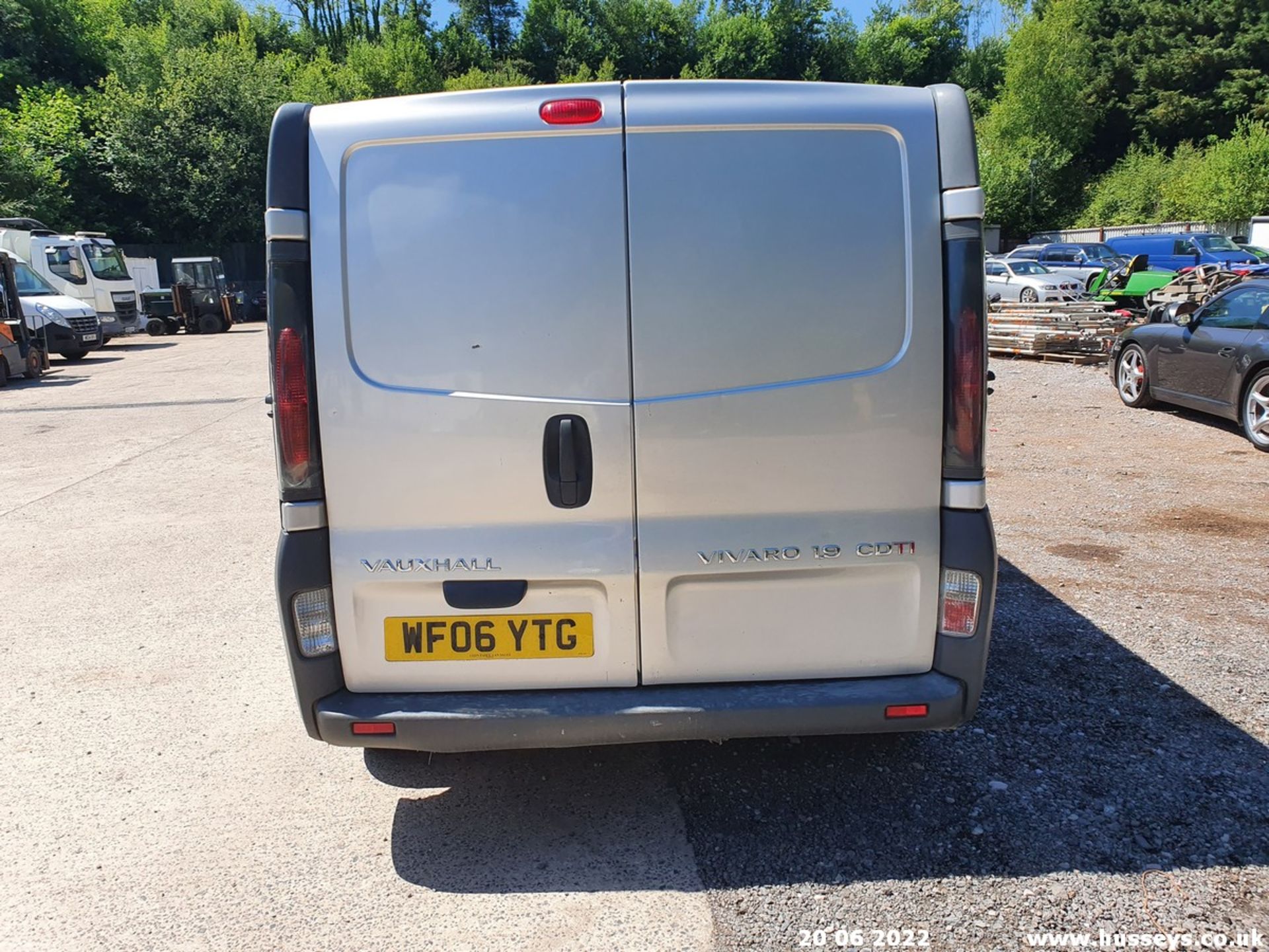 06/06 VAUXHALL VIVARO 2700 CDTI 100 SWB - 1870cc 6dr Van (Silver, 197k) - Image 20 of 39