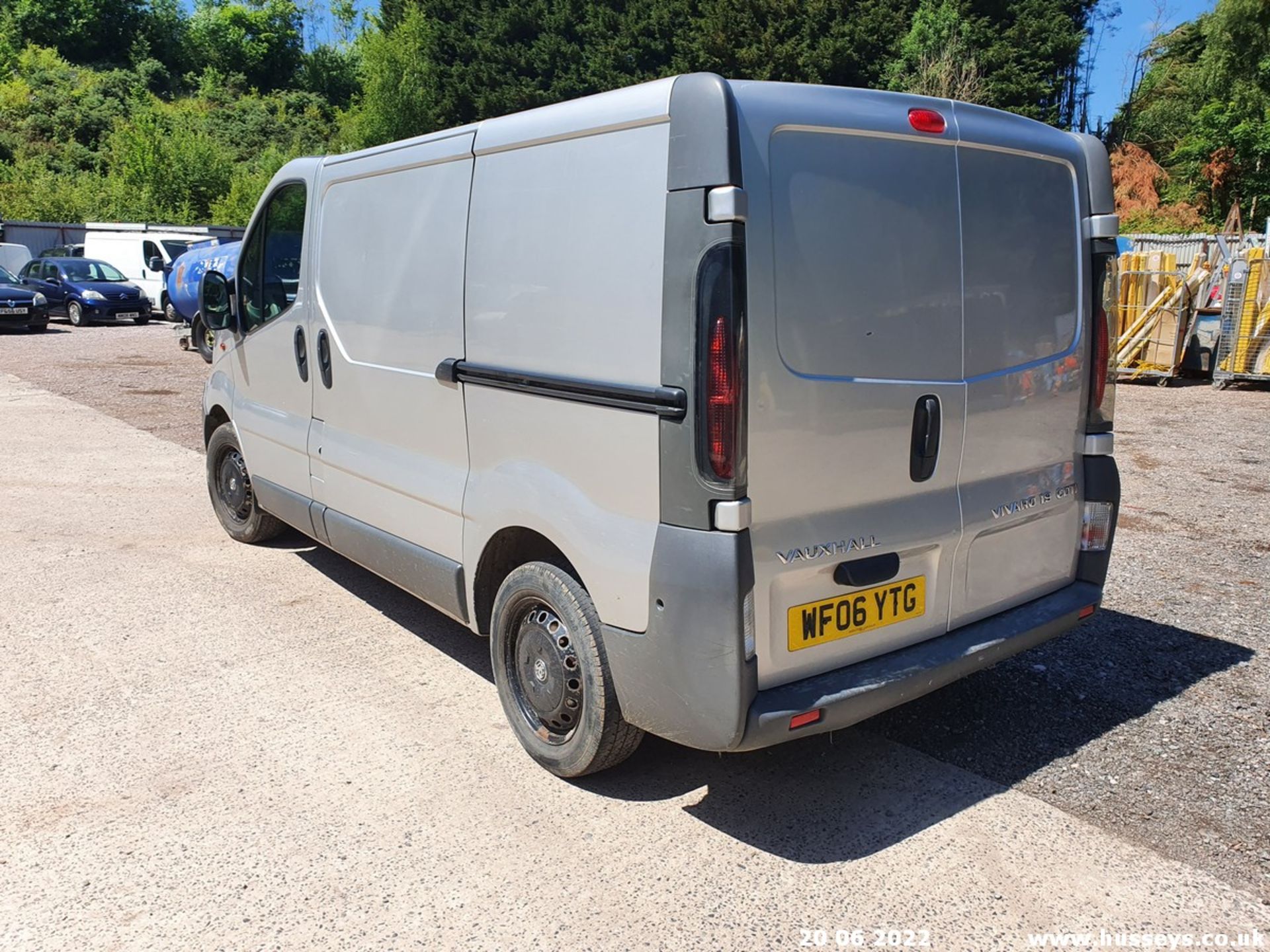 06/06 VAUXHALL VIVARO 2700 CDTI 100 SWB - 1870cc 6dr Van (Silver, 197k) - Image 17 of 39