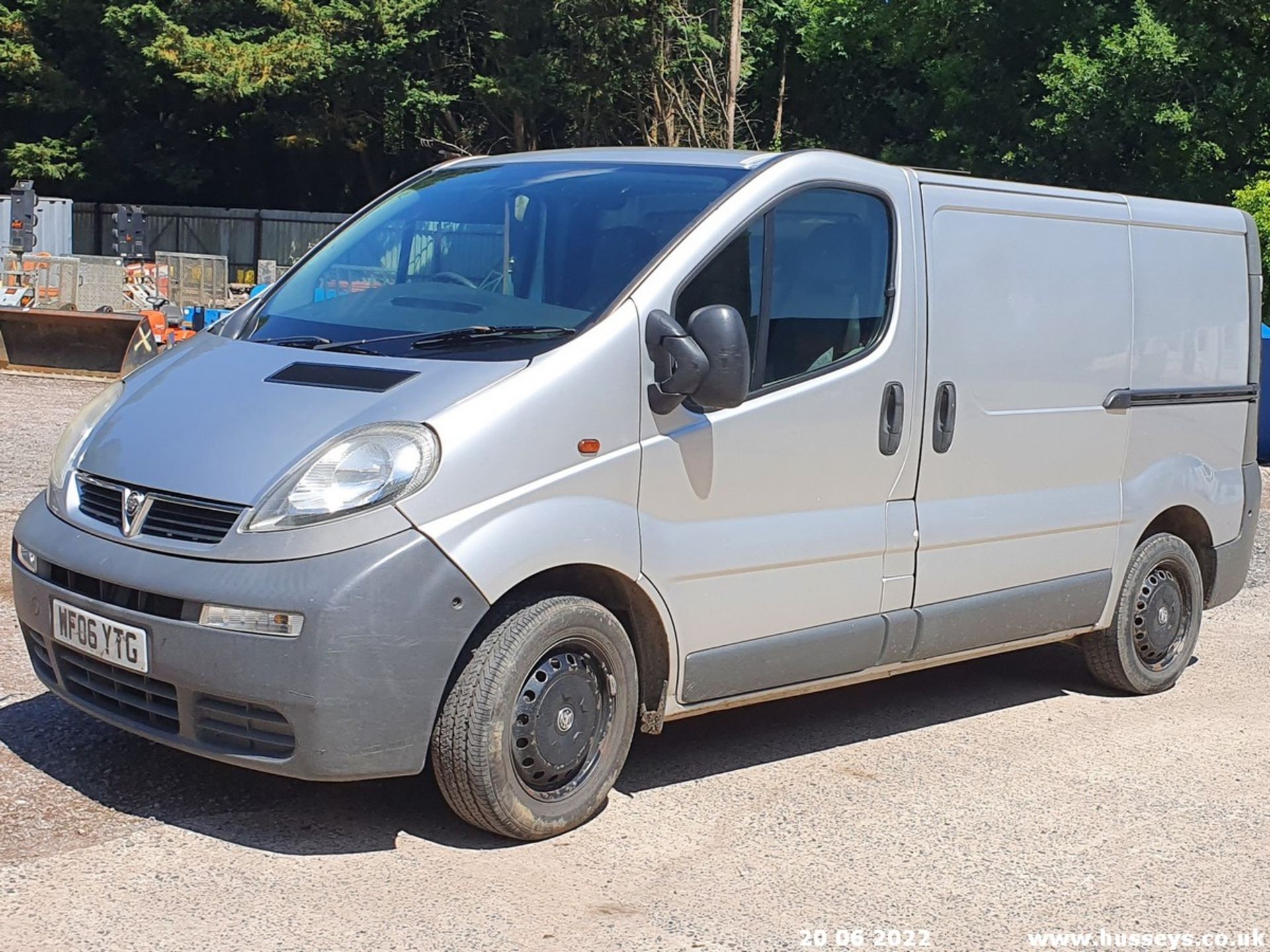 06/06 VAUXHALL VIVARO 2700 CDTI 100 SWB - 1870cc 6dr Van (Silver, 197k)