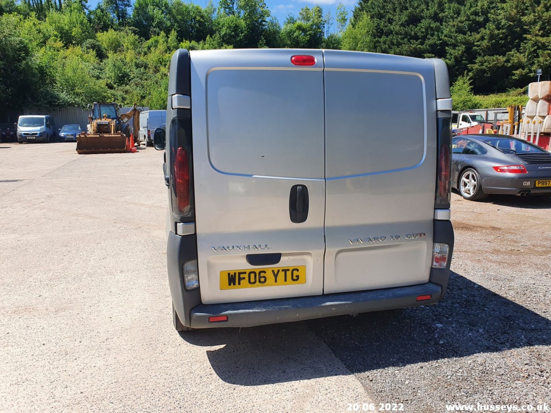 06/06 VAUXHALL VIVARO 2700 CDTI 100 SWB - 1870cc 6dr Van (Silver, 197k) - Image 19 of 39