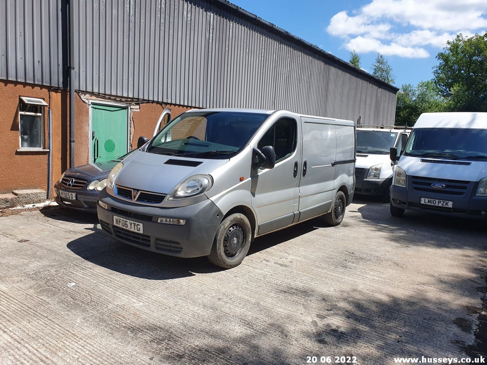 06/06 VAUXHALL VIVARO 2700 CDTI 100 SWB - 1870cc 6dr Van (Silver, 197k) - Image 35 of 39