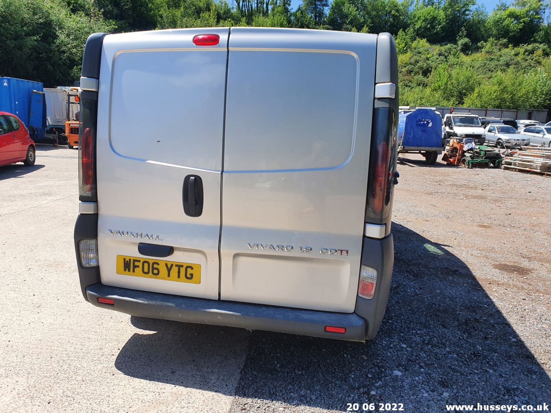 06/06 VAUXHALL VIVARO 2700 CDTI 100 SWB - 1870cc 6dr Van (Silver, 197k) - Image 21 of 39