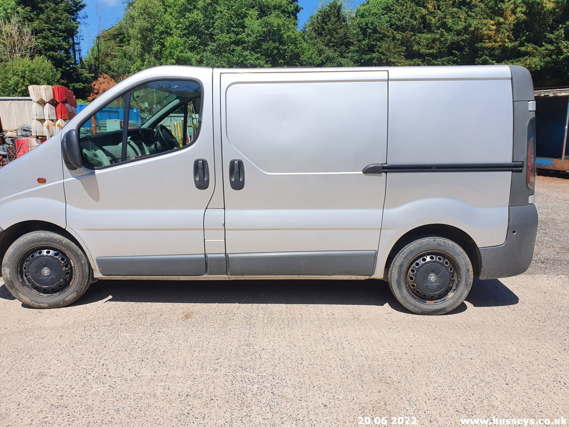 06/06 VAUXHALL VIVARO 2700 CDTI 100 SWB - 1870cc 6dr Van (Silver, 197k) - Image 13 of 39