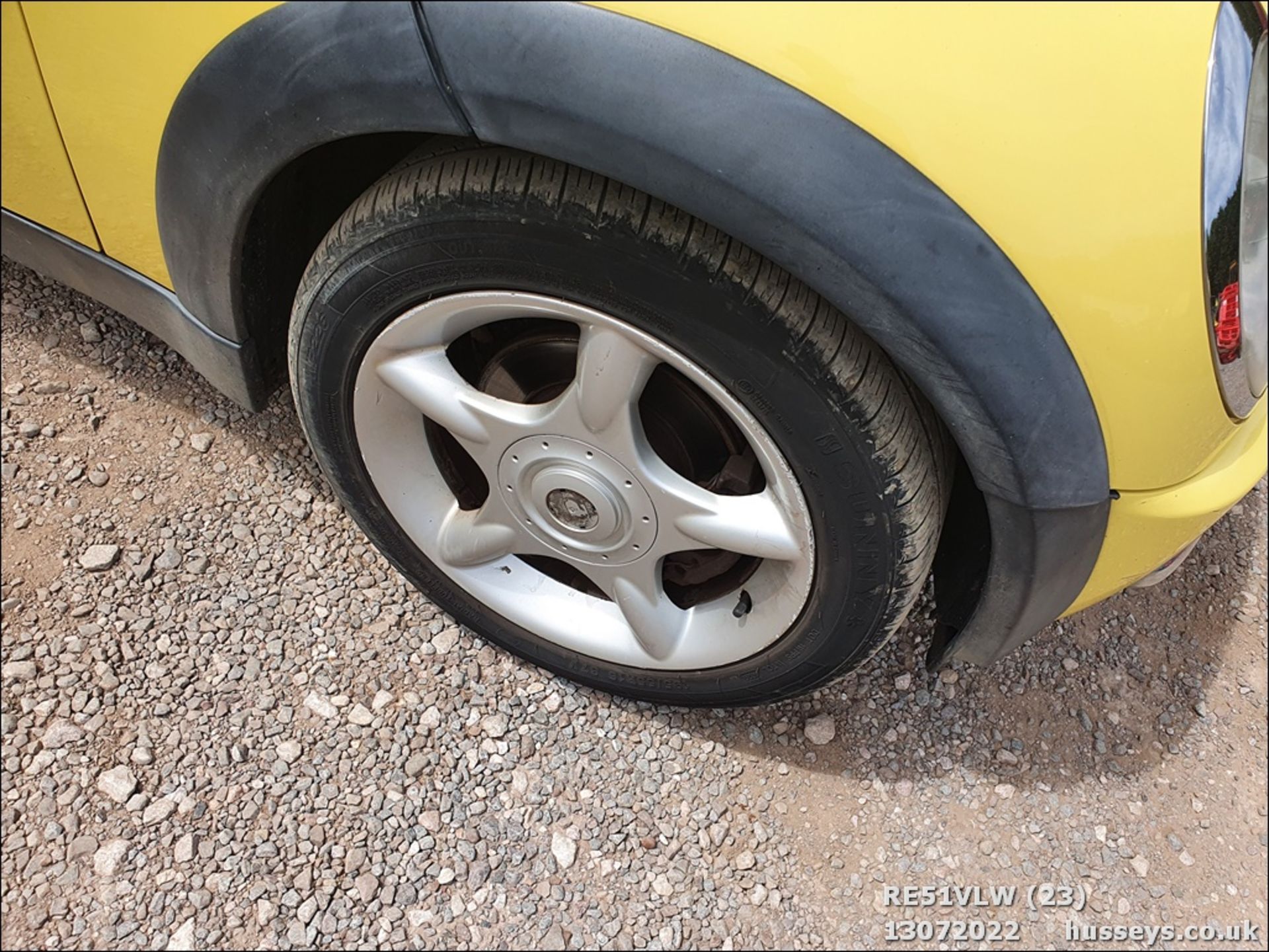 01/51 MINI MINI COOPER - 1598cc 3dr Hatchback (Yellow, 133k) - Image 23 of 33