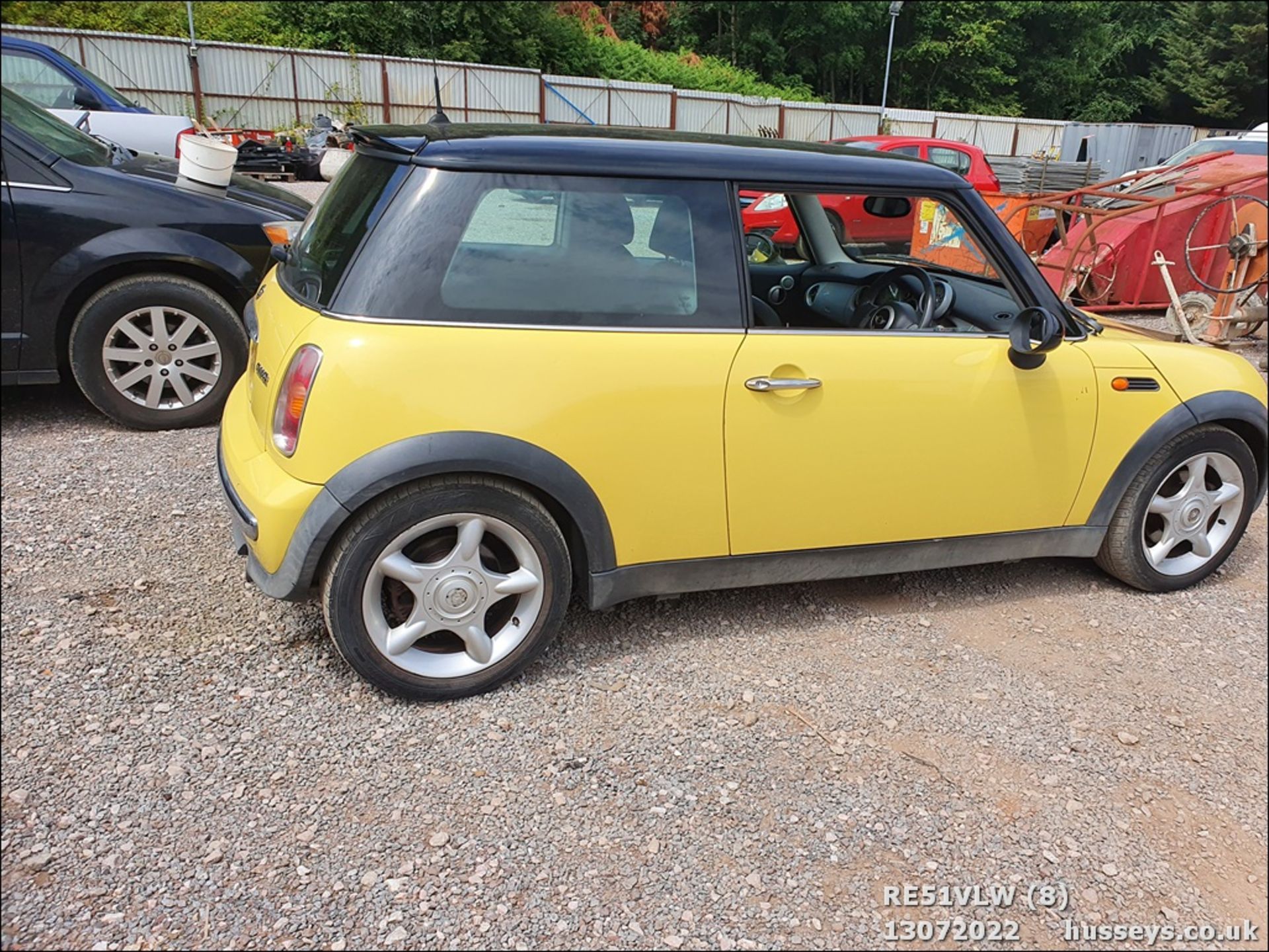 01/51 MINI MINI COOPER - 1598cc 3dr Hatchback (Yellow, 133k) - Image 8 of 33