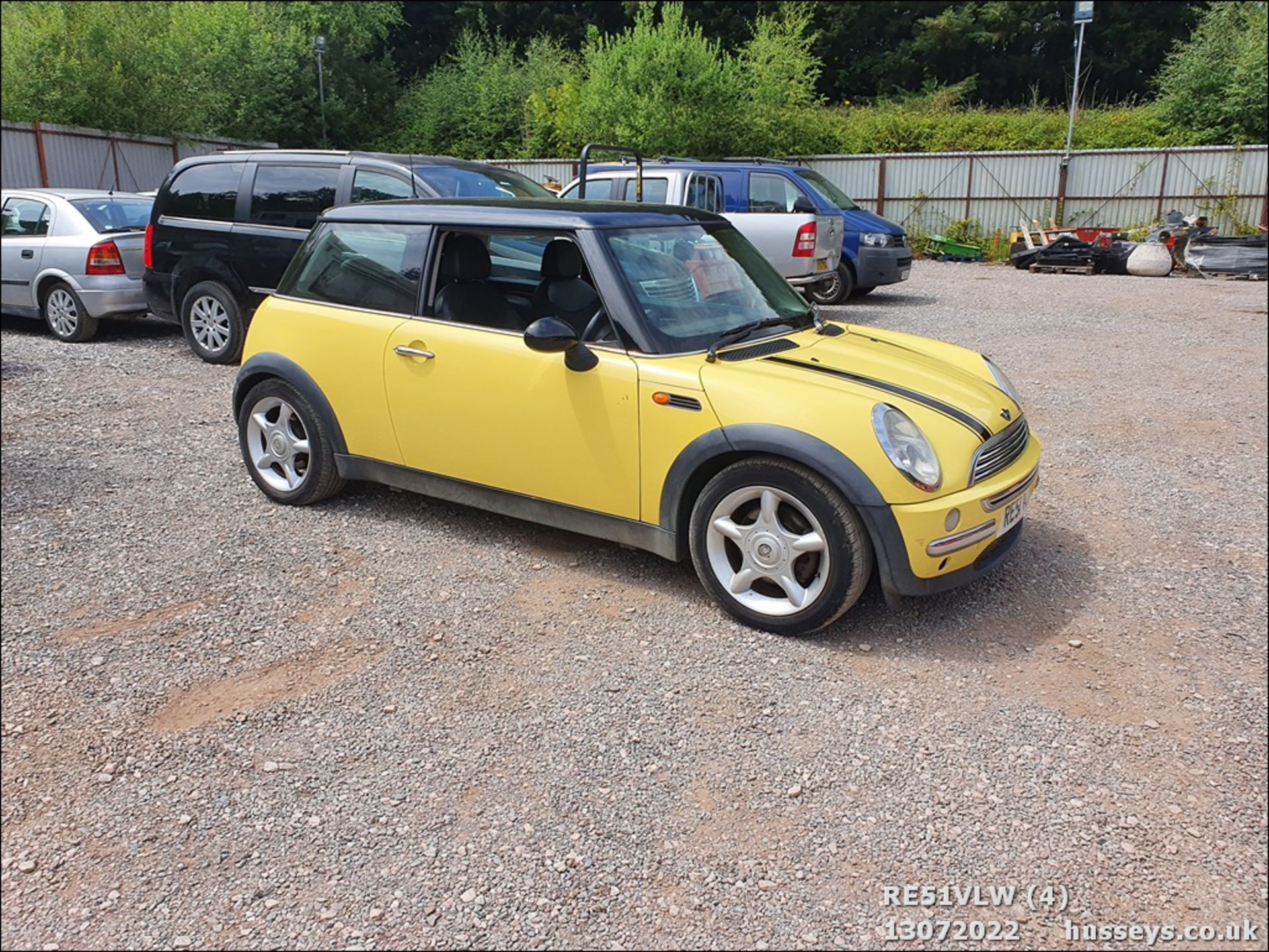 01/51 MINI MINI COOPER - 1598cc 3dr Hatchback (Yellow, 133k) - Image 4 of 33