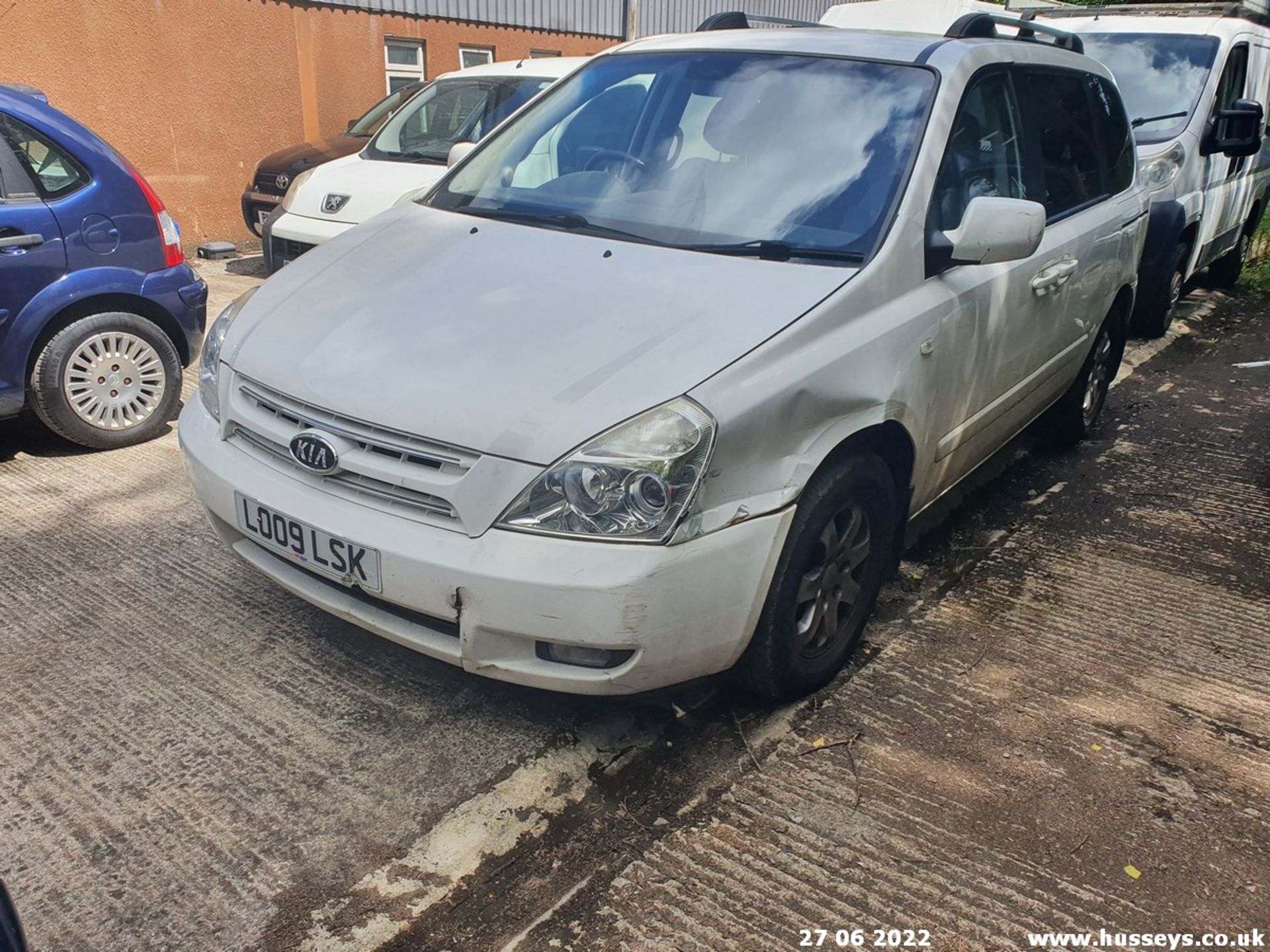 09/09 KIA SEDONA LS - 2902cc 5dr MPV (White) - Image 2 of 27