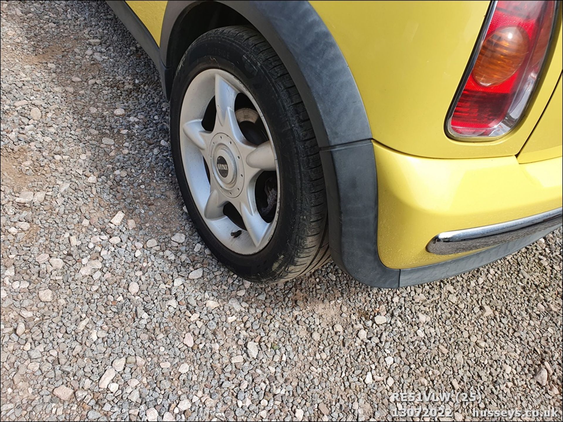 01/51 MINI MINI COOPER - 1598cc 3dr Hatchback (Yellow, 133k) - Image 25 of 33