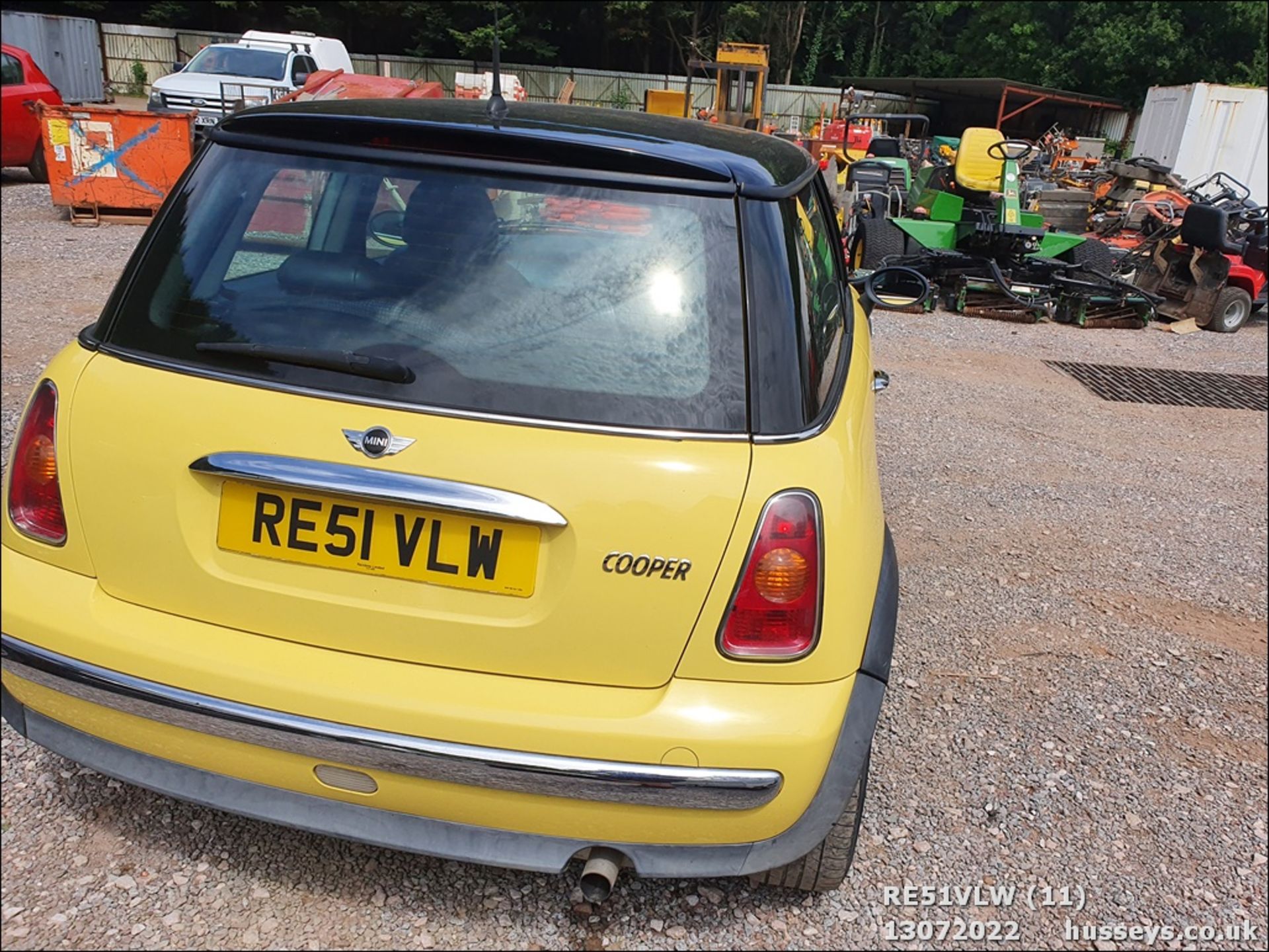 01/51 MINI MINI COOPER - 1598cc 3dr Hatchback (Yellow, 133k) - Image 11 of 33