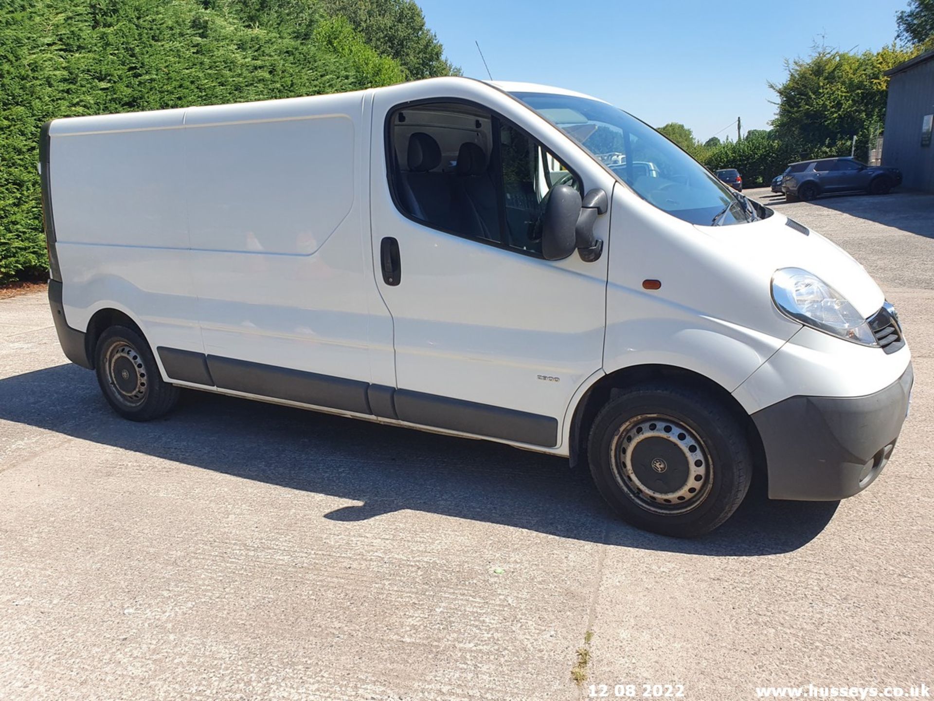 14/14 VAUXHALL VIVARO 2900 CDTI LWB - 1995cc 5dr Van (White, 142k) - Image 30 of 46