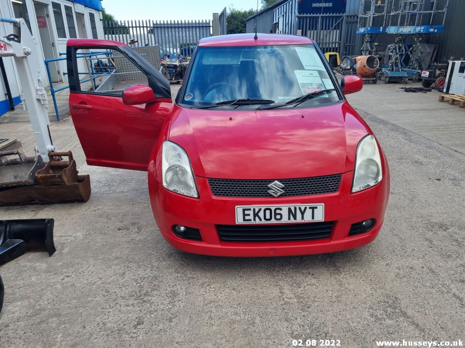 06/06 SUZUKI SWIFT VVTS GLX - 1490cc 5dr Hatchback (Red, 110k) - Image 7 of 28