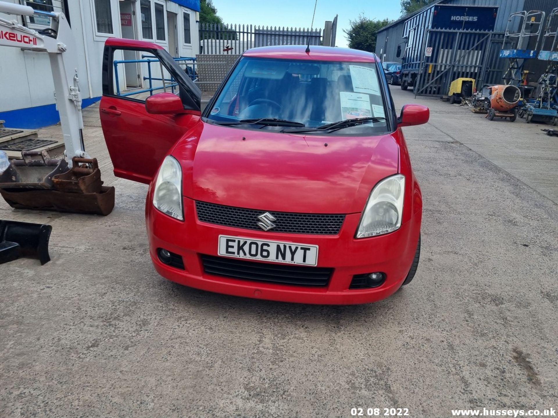 06/06 SUZUKI SWIFT VVTS GLX - 1490cc 5dr Hatchback (Red, 110k) - Image 6 of 28