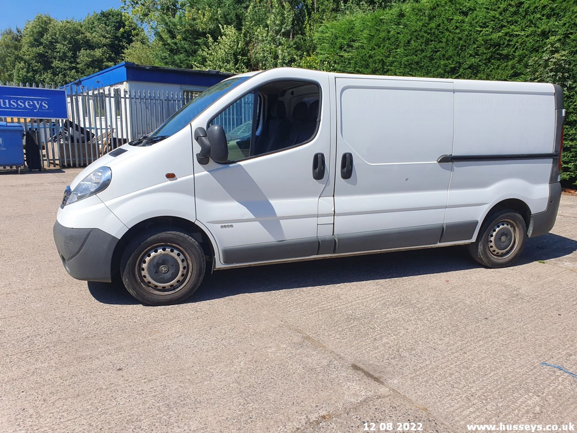 14/14 VAUXHALL VIVARO 2900 CDTI LWB - 1995cc 5dr Van (White, 142k) - Image 10 of 46