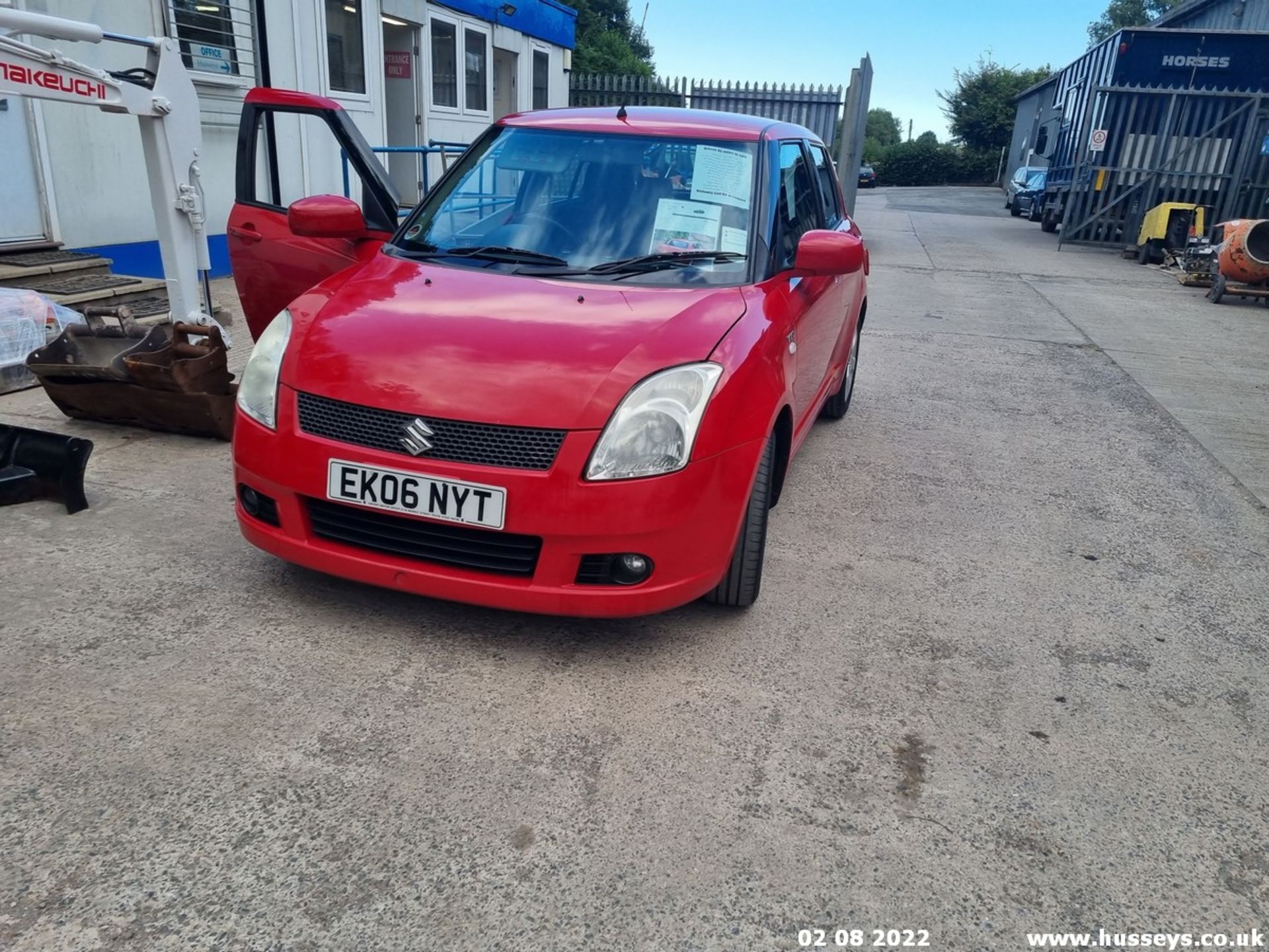 06/06 SUZUKI SWIFT VVTS GLX - 1490cc 5dr Hatchback (Red, 110k) - Image 5 of 28