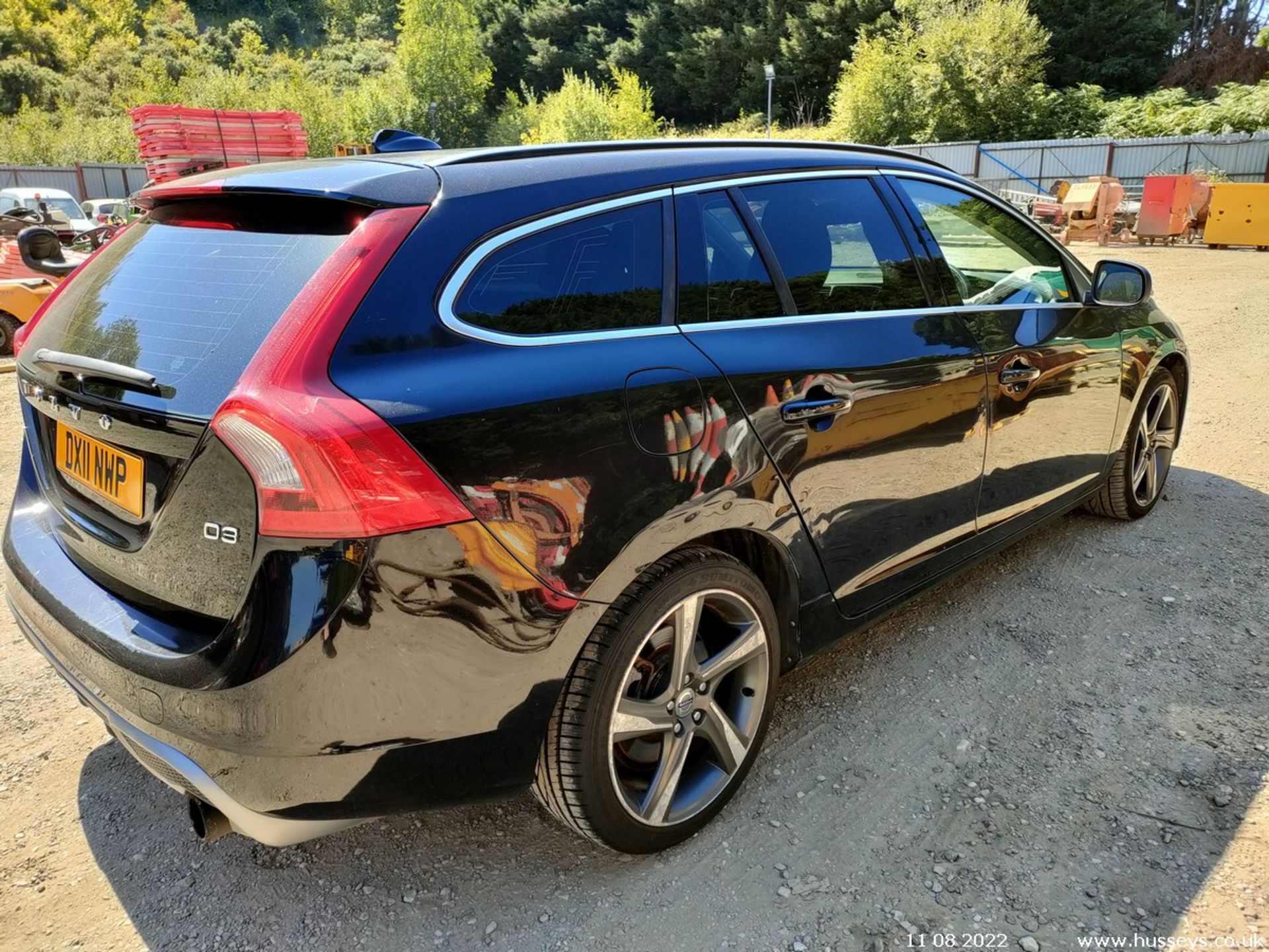 11/11 VOLVO V60 R-DESIGN D3 - 1984cc 5dr Estate (Black, 151k) - Image 15 of 28