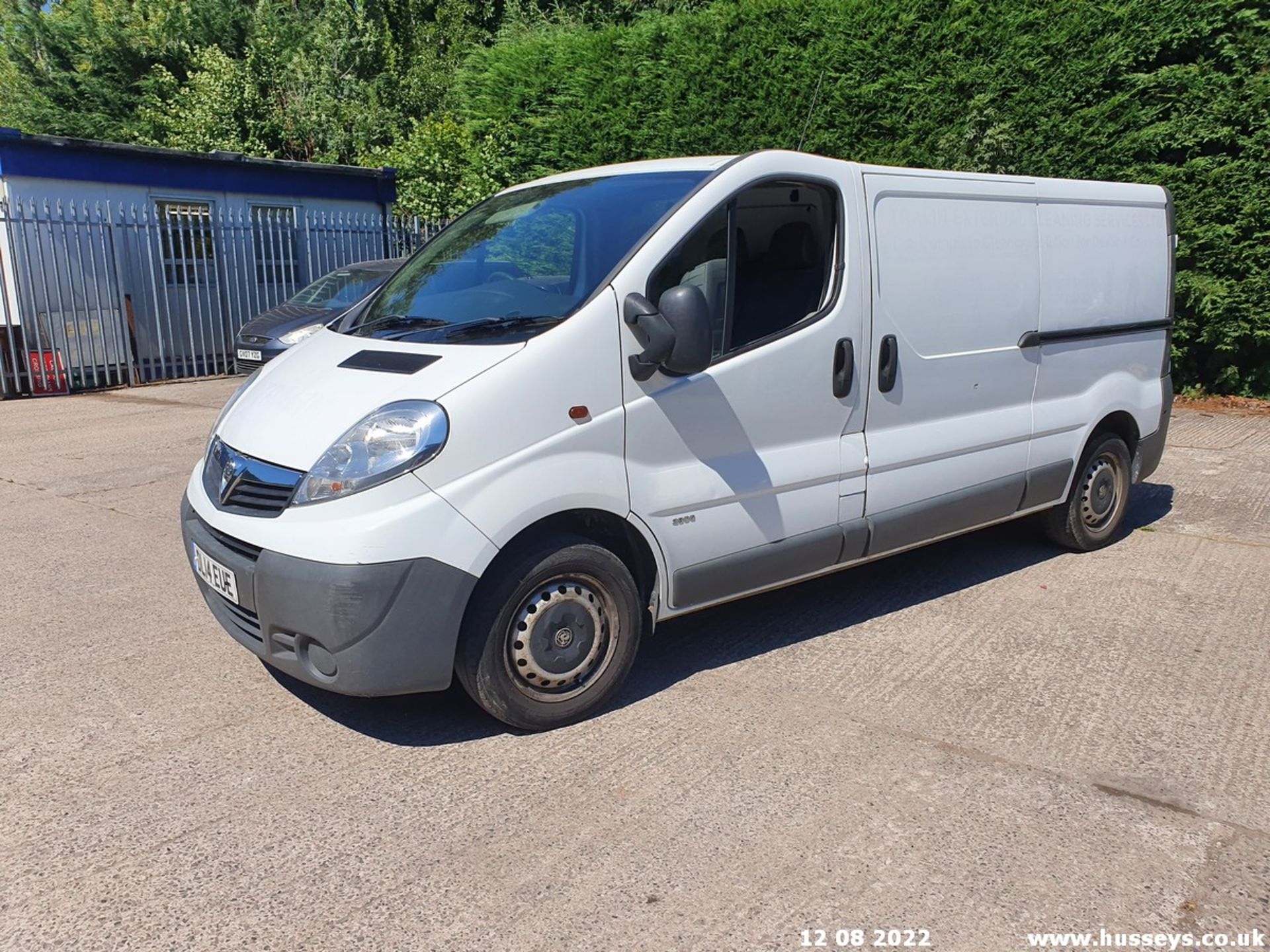 14/14 VAUXHALL VIVARO 2900 CDTI LWB - 1995cc 5dr Van (White, 142k) - Image 8 of 46