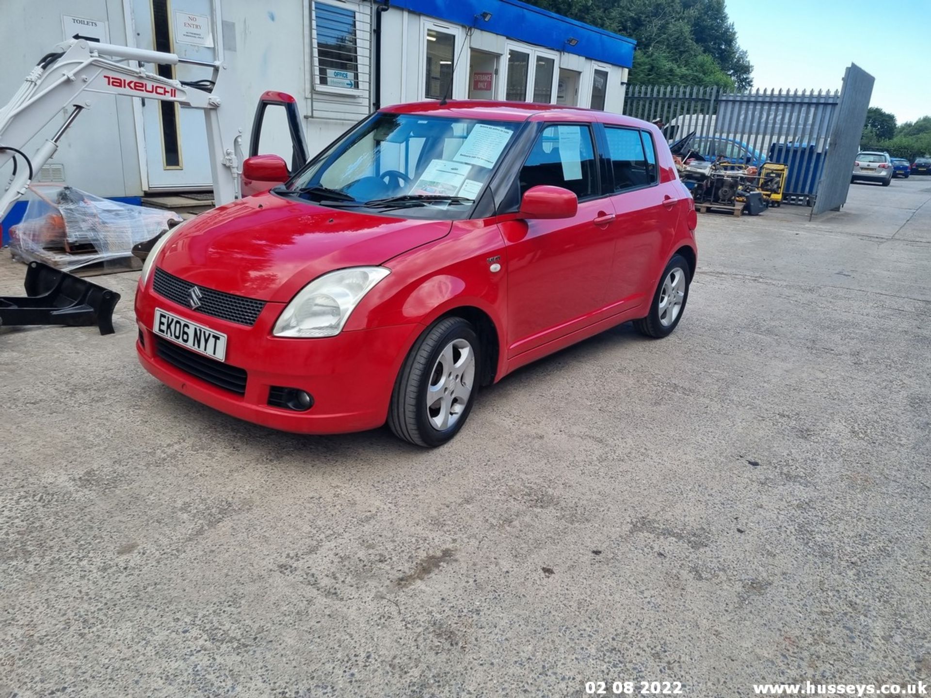 06/06 SUZUKI SWIFT VVTS GLX - 1490cc 5dr Hatchback (Red, 110k) - Image 3 of 28