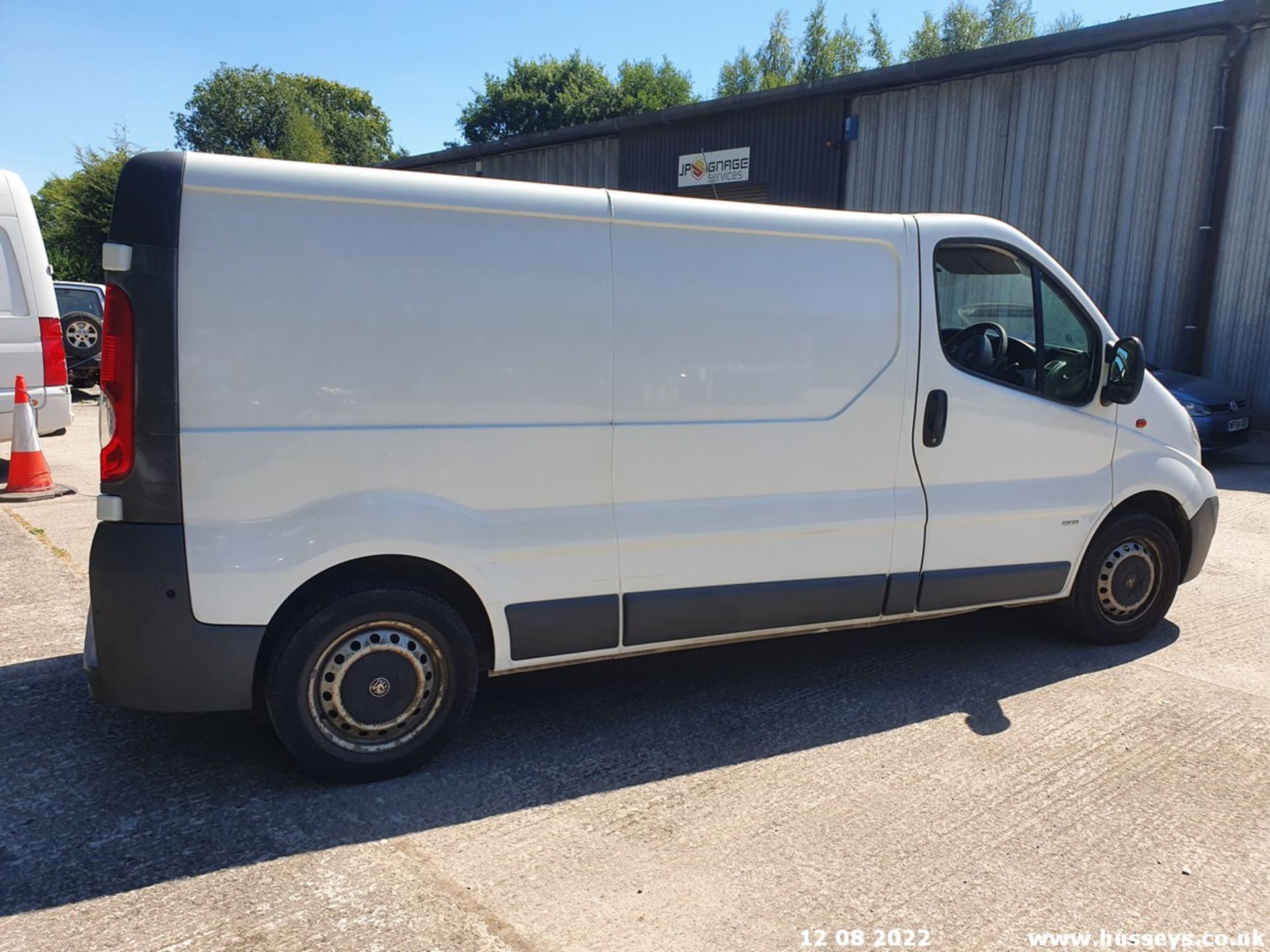 14/14 VAUXHALL VIVARO 2900 CDTI LWB - 1995cc 5dr Van (White, 142k) - Image 27 of 46