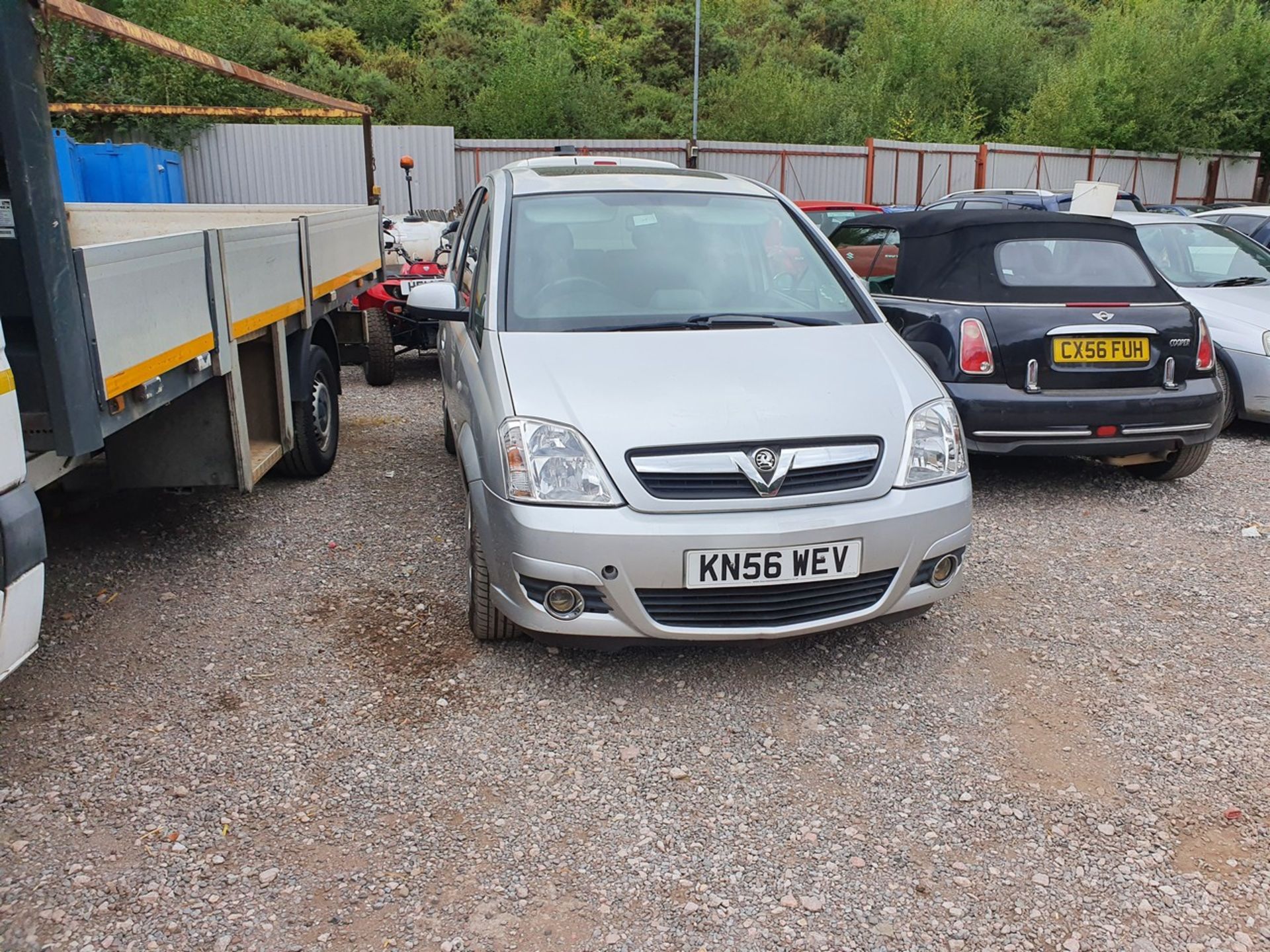 06/56 VAUXHALL MERIVA DESIGN 16V - 1796cc 5dr MPV (Silver) - Image 8 of 32